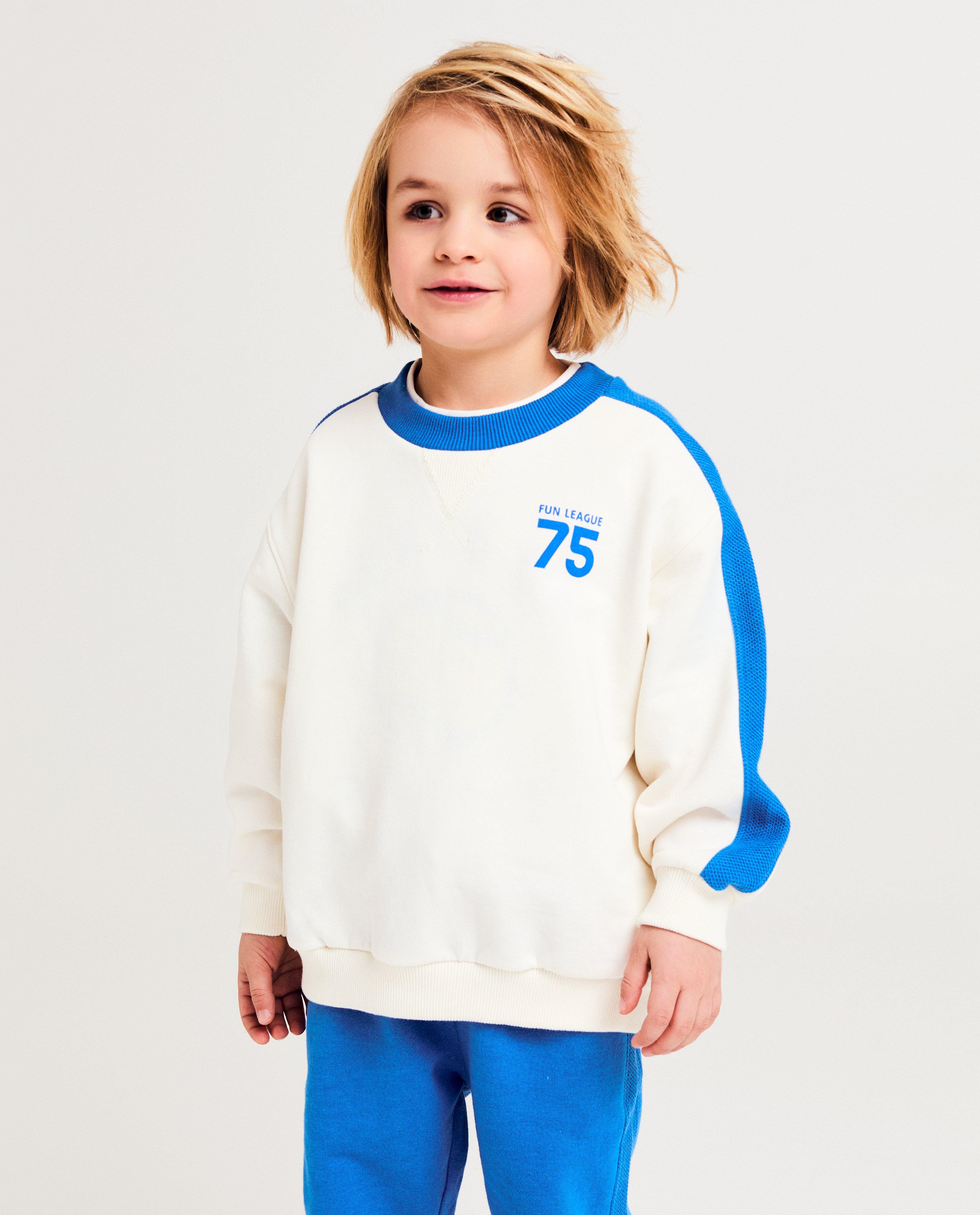 Pulover Kidz Nation cu imprimeu alb pe spate