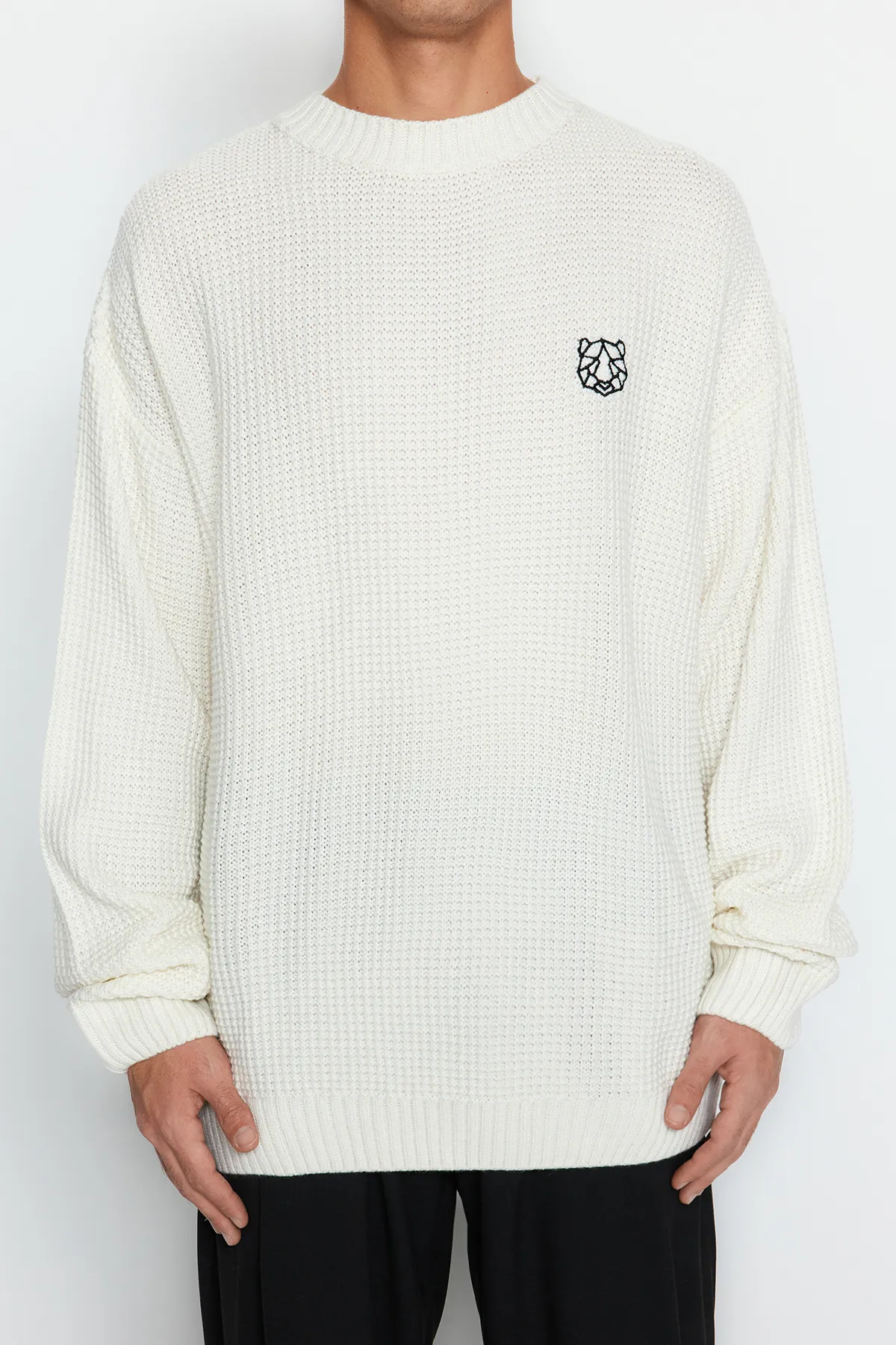 Trendyol Collection  Ecrufarbener Oversize-Pullover mit weiter Passform und Rundhalsausschnitt, bestickter Strickpullover TMNAW24KZ00032