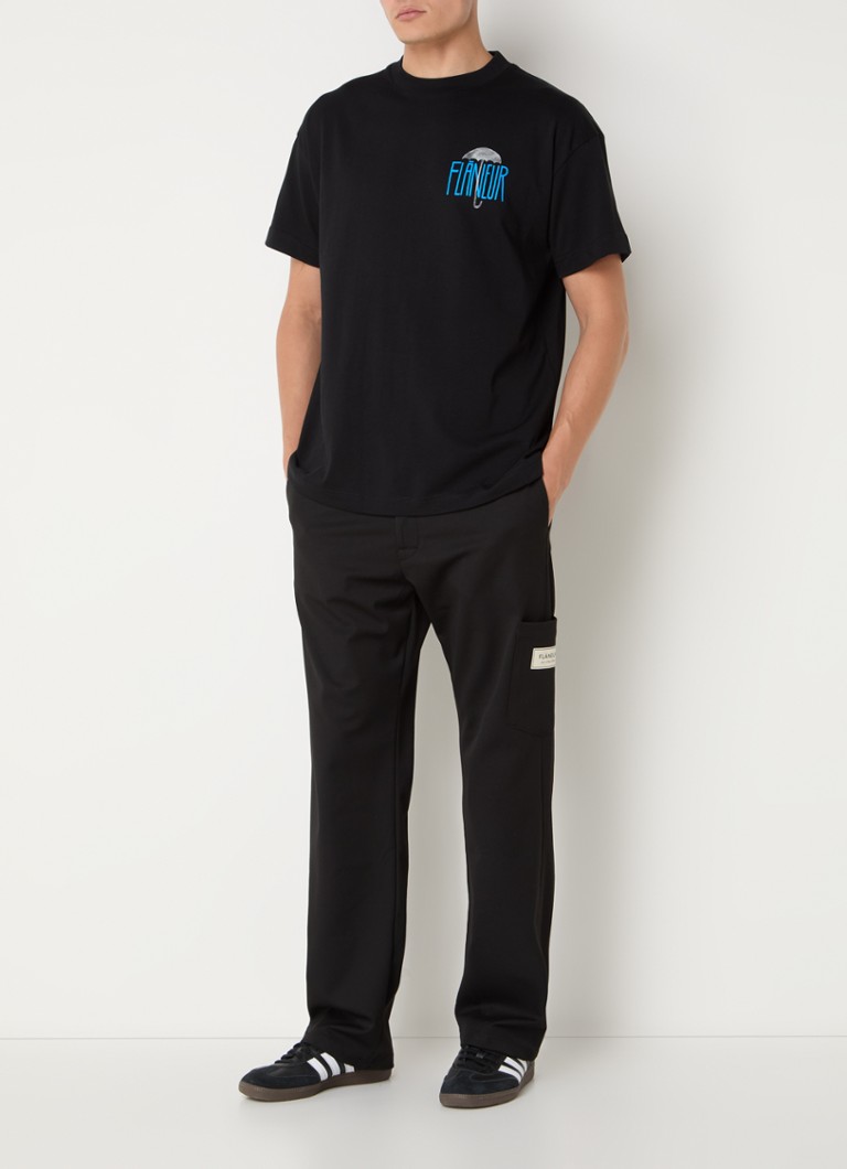Tricou FLÂNEUR purtat pe partea stângă, cu logo și imprimeu pe spate.