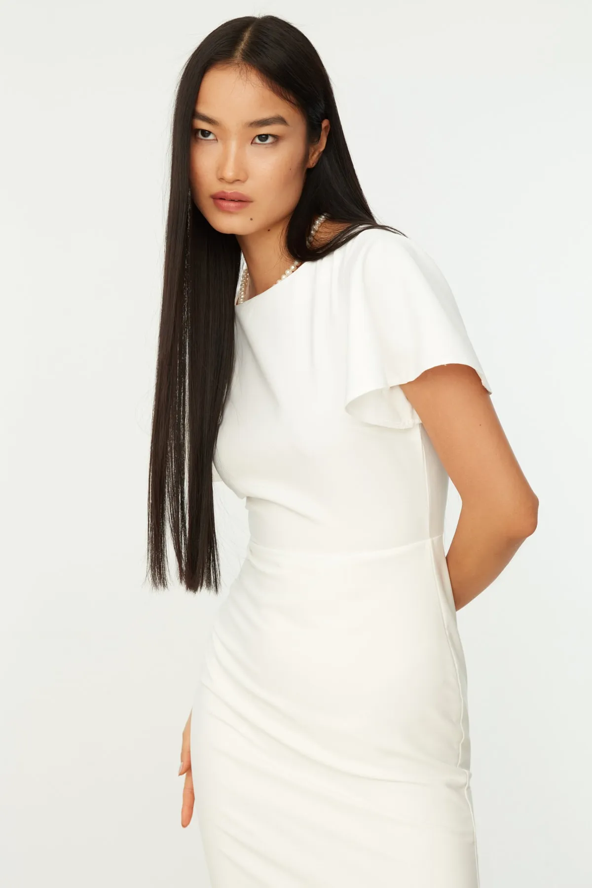Trendyol Collection  Weißes, figurbetontes Midi-Webkleid mit Volantfutter TWOSS20EL1342