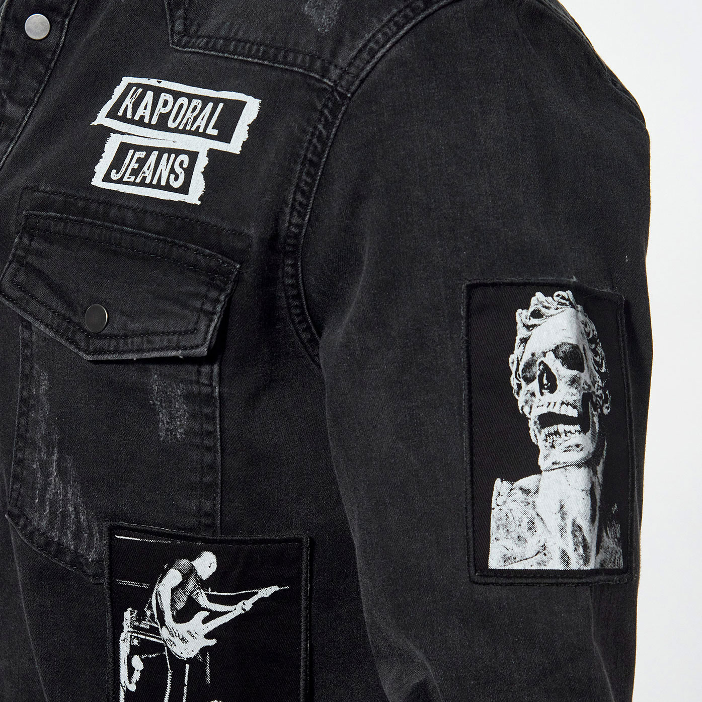 TRADE  Chemise en jean slim noir Homme avec patchs tête de mort