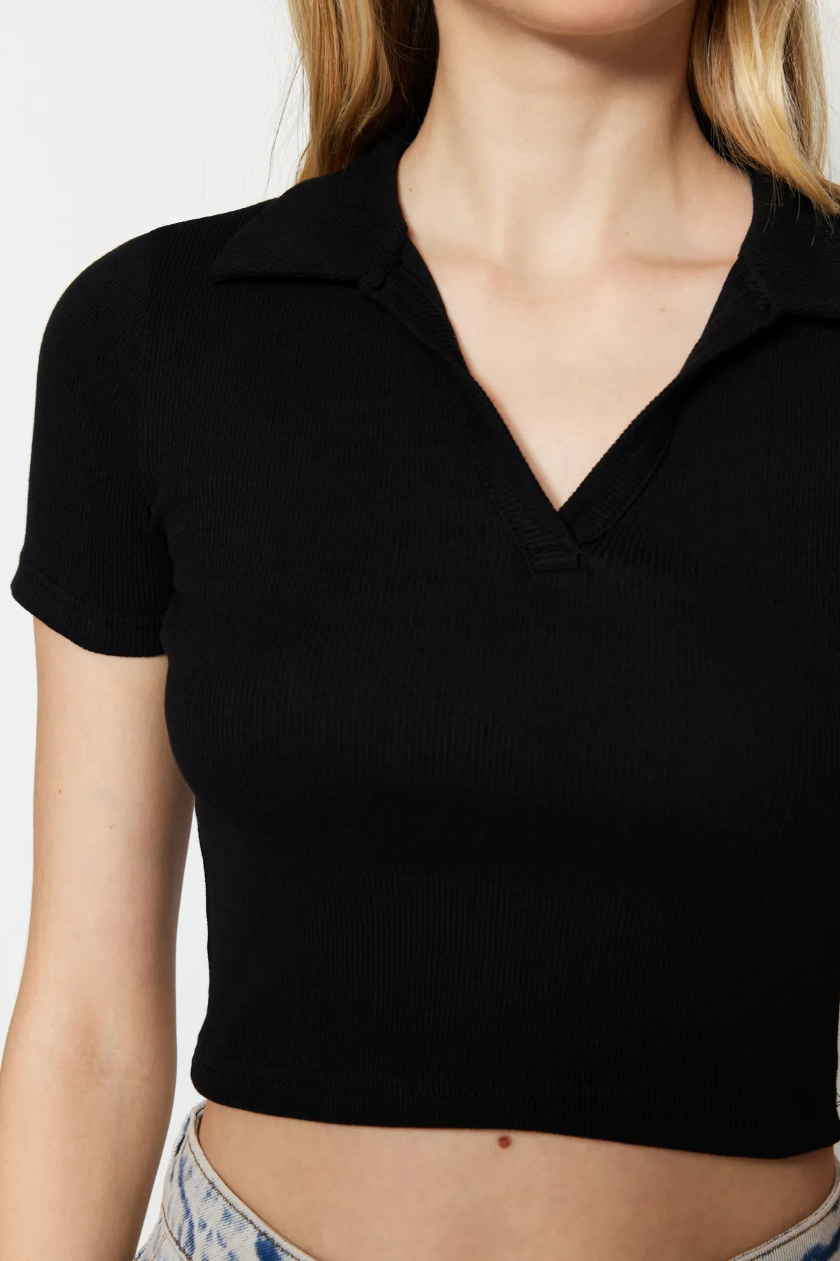 Trendyol Collection  Schwarze, taillierte, kurze, gerippte, dehnbare Strickbluse mit Polokragen TWOSS21BZ0038