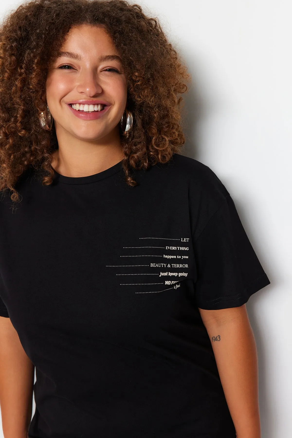 Trendyol Curve  Schwarzes bedrucktes T-Shirt-Strickkleid mit Rundhalsausschnitt TBBSS23AH00162