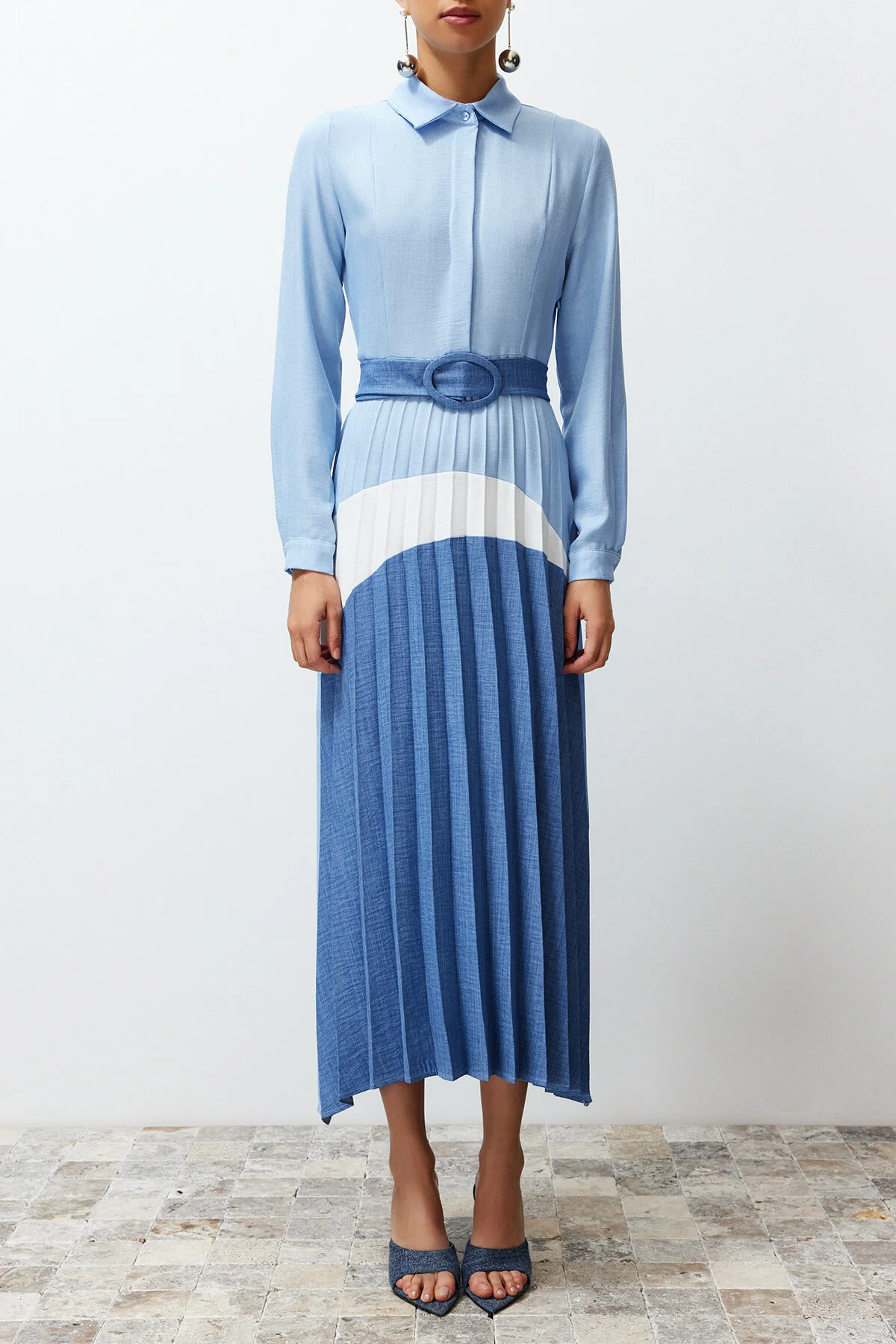 Trendyol Modest  Blaues, gewebtes Hemdkleid mit Blockfarben TCTSS24EB00119