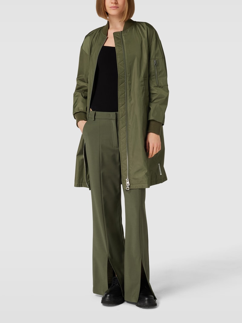 Jacke mit seitlichen Eingrifftaschen in olivgrün