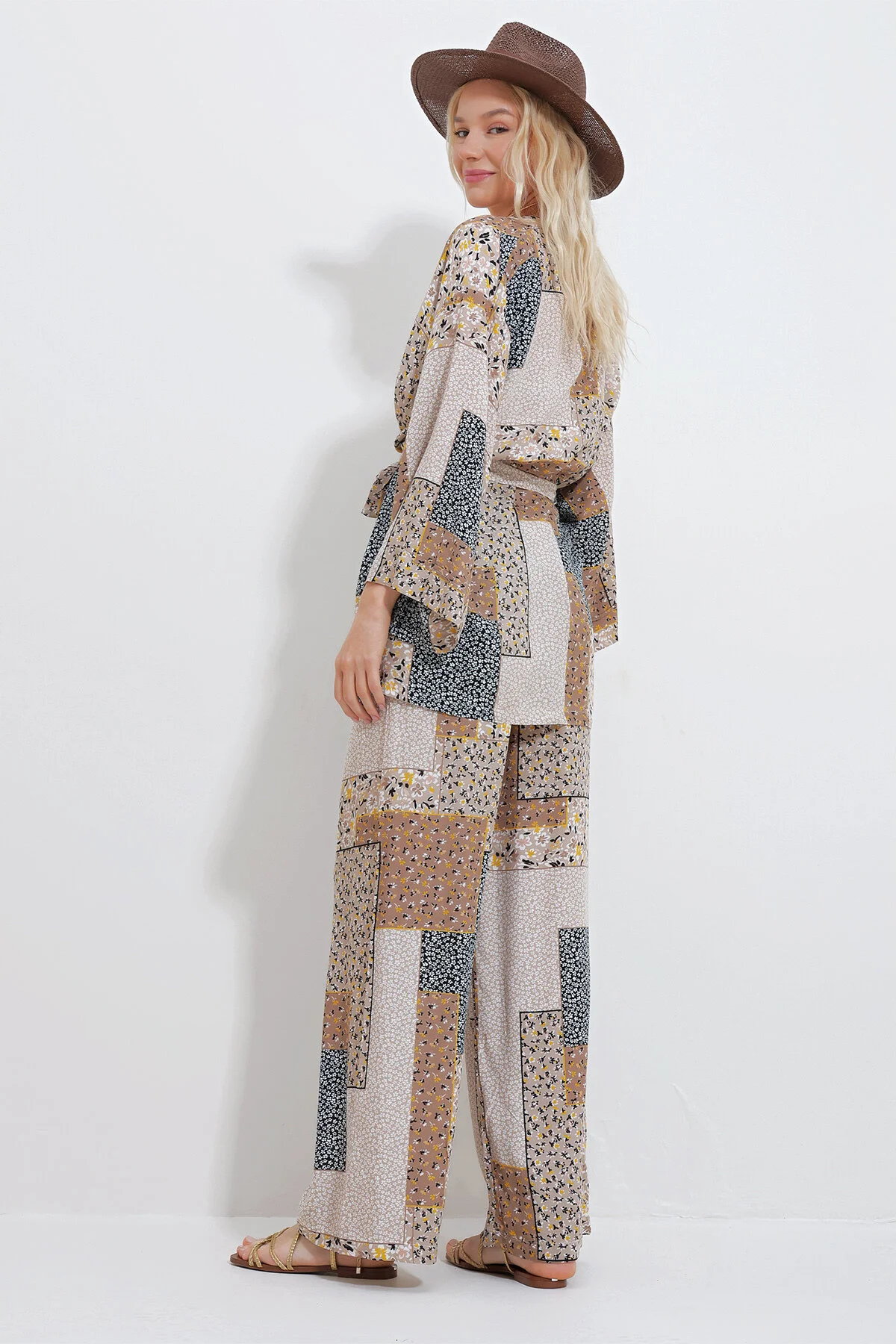 Trend Alaçatı Stili  Set aus beige-schwarzer Kimono-Jacke und Palazzo-Hose für Damen ALC-X11594