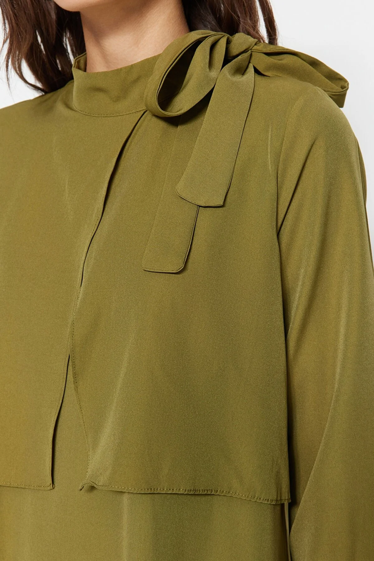 Trendyol Modest  Khakifarbenes, gewebtes Kleid mit Kragen und Krawatte TCTSS23EB00283