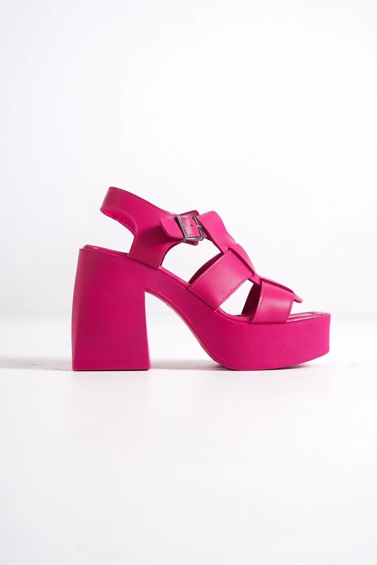 Capone Outfitters  Capone Gladiator-Riemchensandalen mit Plateausohle und flachem Zehenbereich in Fuchsia für Damen
