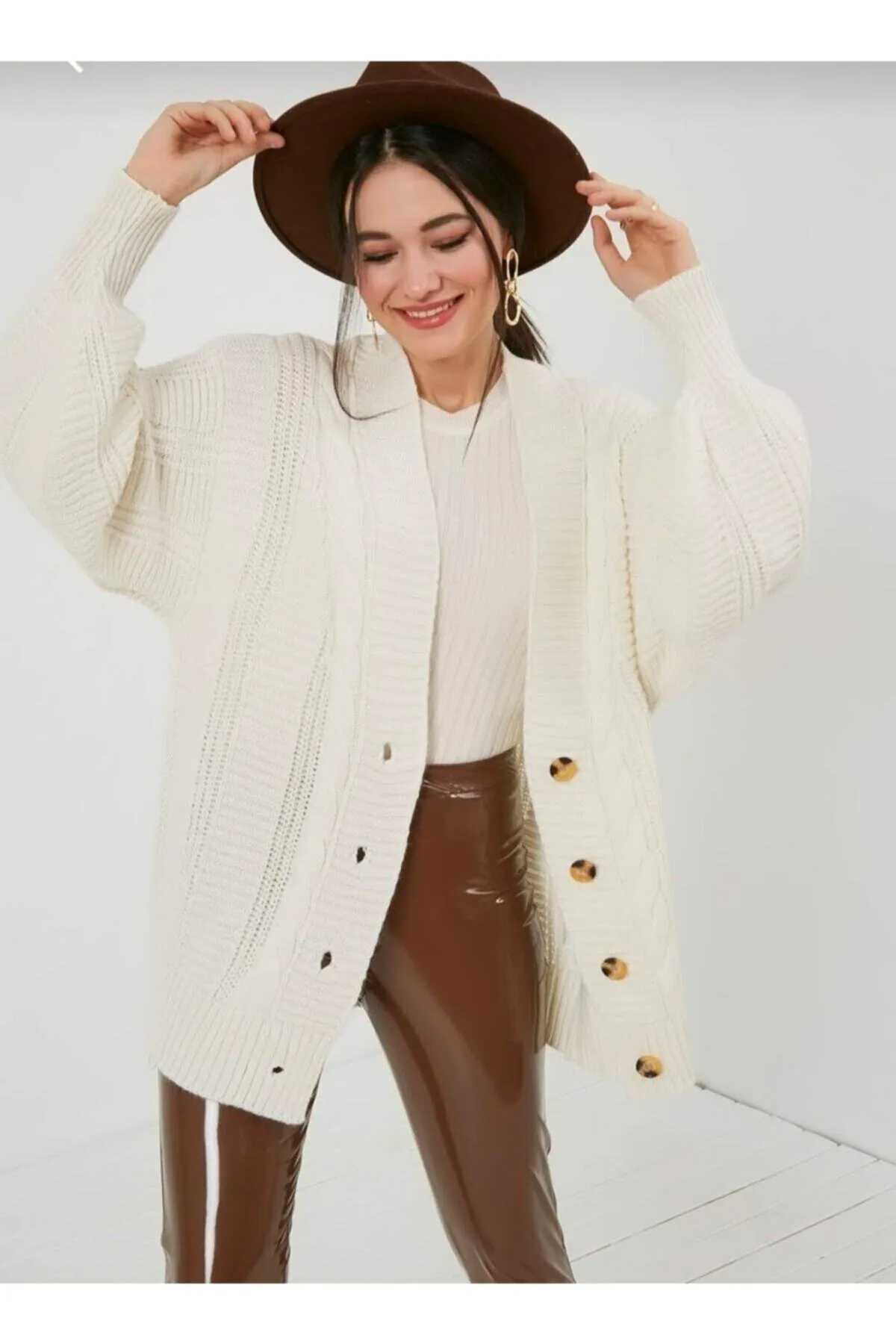 Nazende Stil  Ecru gestrickter, gemusterter Freizeit-Cardigan für Damen in Weiß