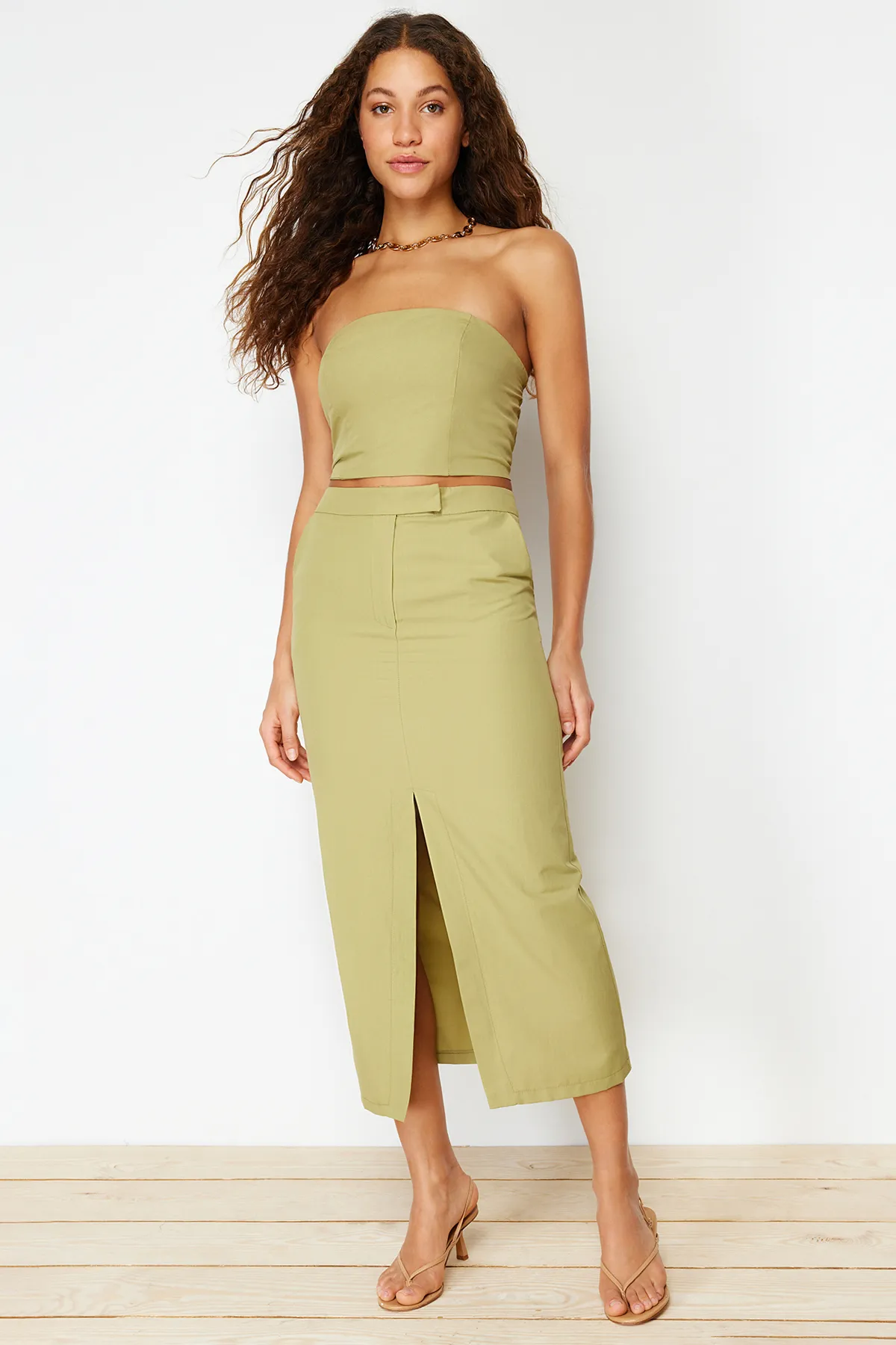 Trendyol Collection  Khaki Premium Midi-Webrock mit geradem Schlitz vorne TWOSS24ET00071
