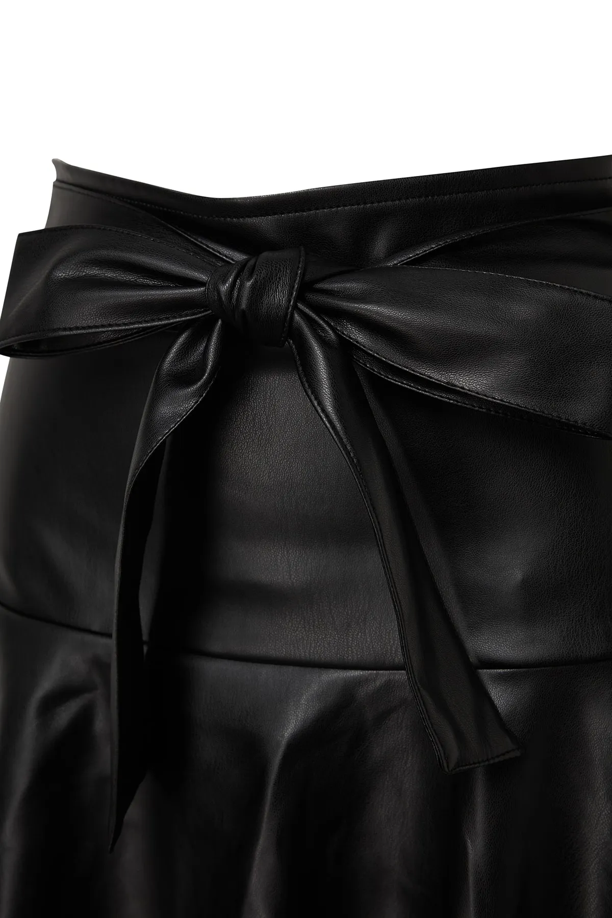 Trendyol Collection  Schwarzer Kunstlederrock mit Rüschenschnürdetail Mini-Webrock TWOAW24ET00139