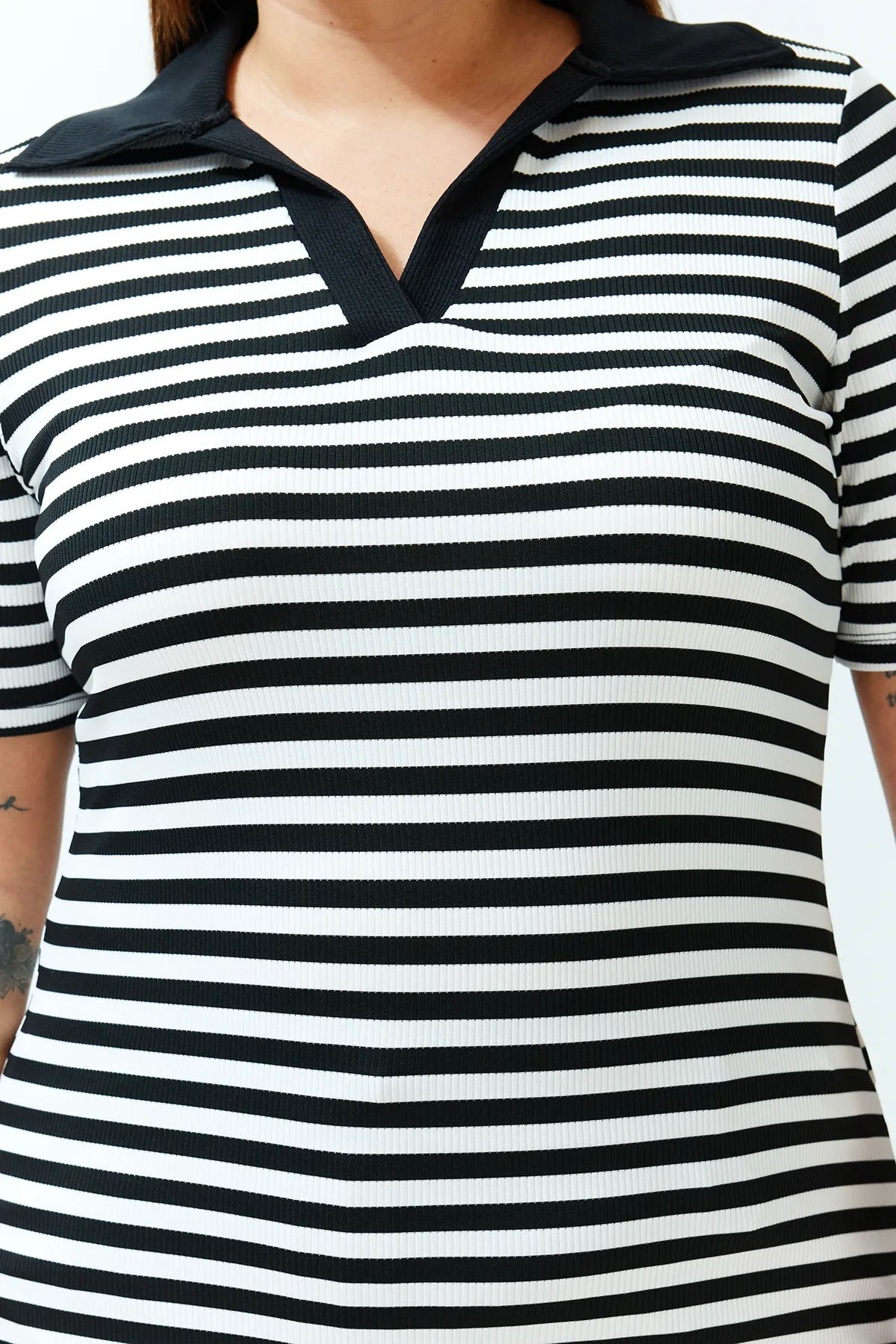 Trendyol Curve  Schwarz-weiß gestreifte, taillierte Strickbluse TBSSS24AF00022