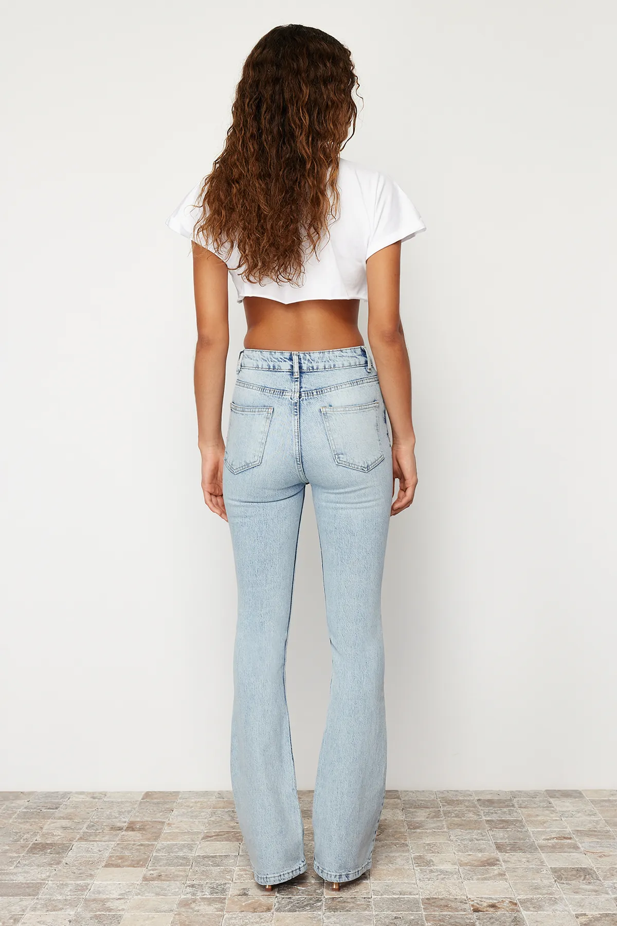 Trendyol Collection  Hellblaue Flare-Jeans mit hoher Taille TWOSS24JE00036