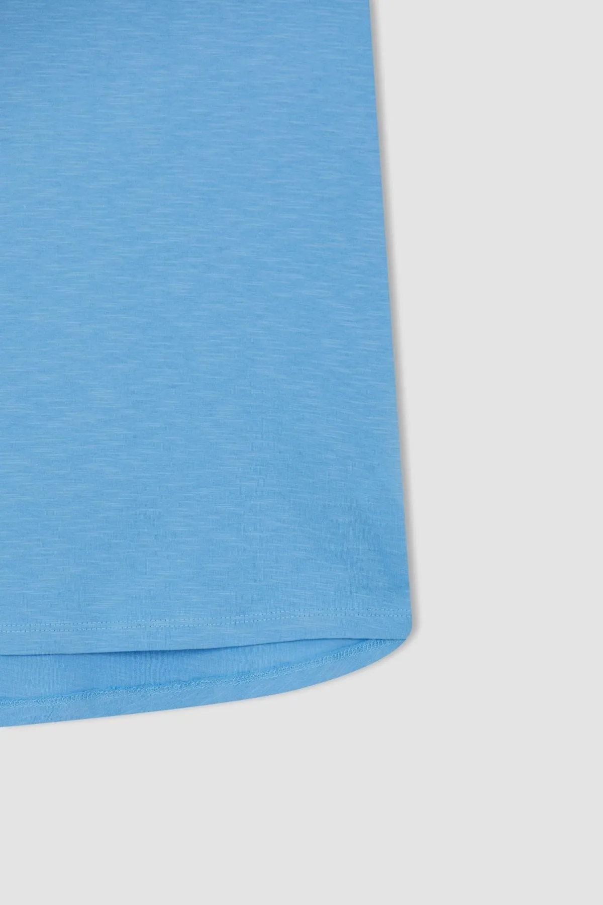 DeFacto  Kurzarm-T-Shirt aus 100 % Baumwolle mit normaler Passform und V-Ausschnitt