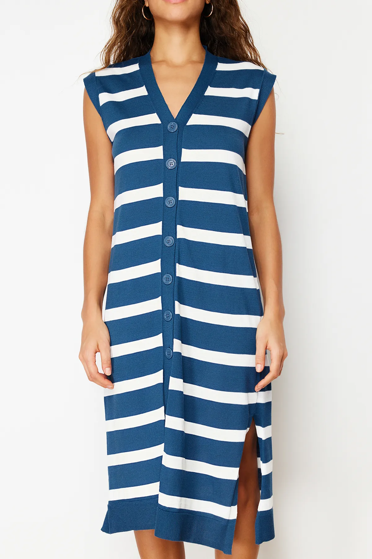 Trendyol Collection  Übergroßes, indigoblau gestreiftes Midi-Strickkleid - TWOSS22EL1076