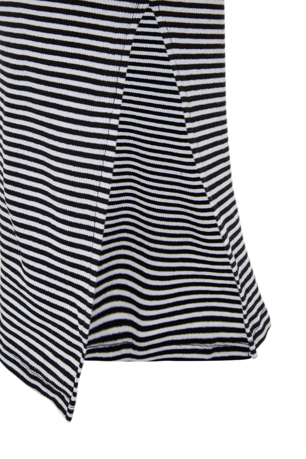 Trendyol Collection  Schwarz gestreiftes, tailliertes, geripptes, dehnbares Midi-Strickkleid mit Pool-Ausschnitt TWOSS23EL00370