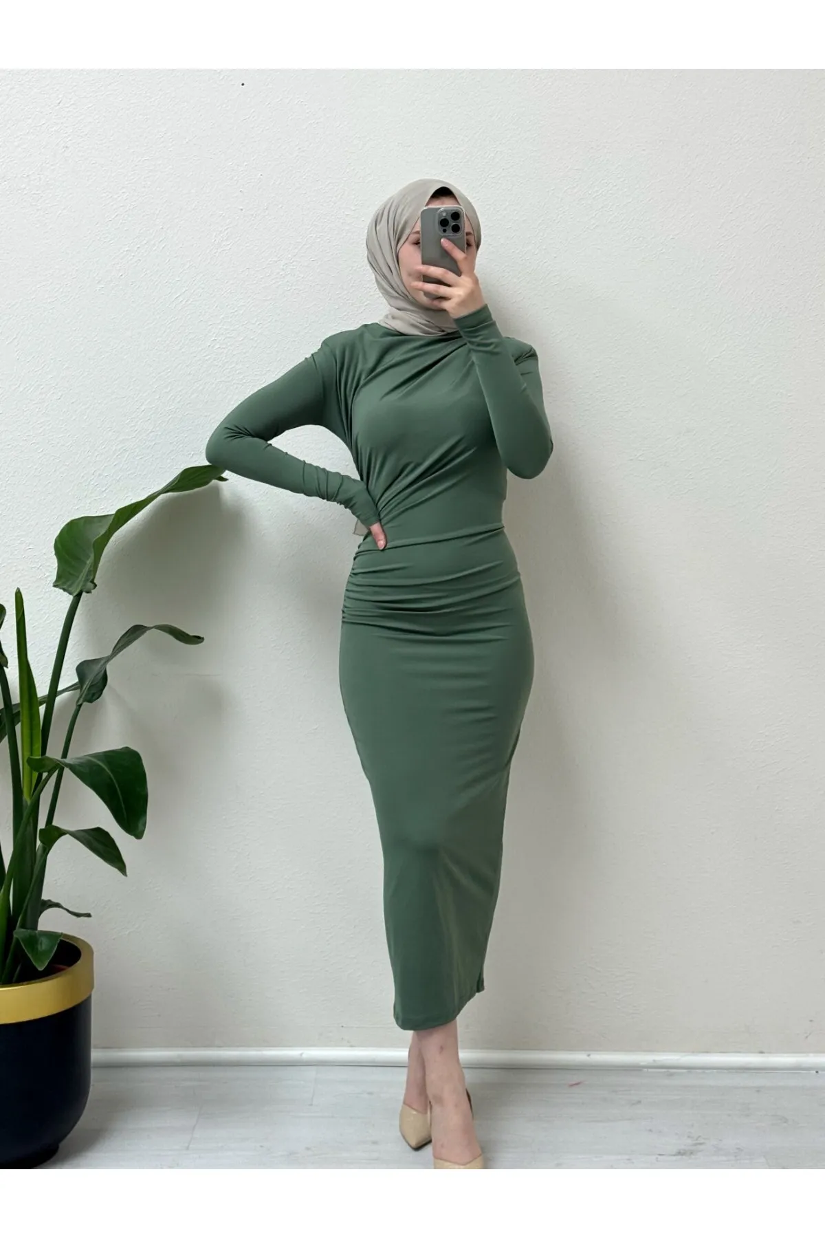 Modamorfo  Langes Skuba-Kleid mit seitlichen Raffungen