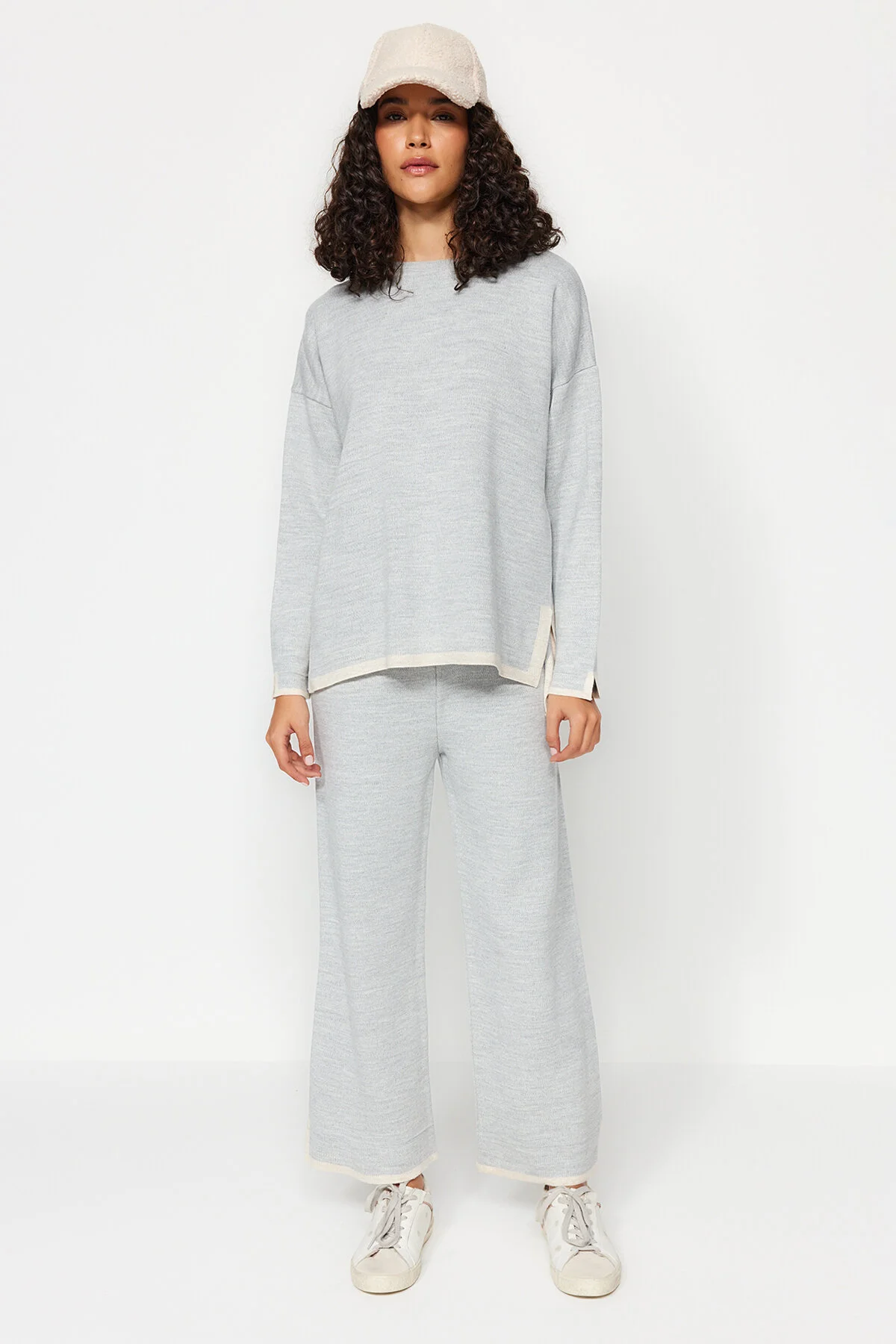 Trendyol Collection  Graues, weit geschnittenes Strickoberteil und -unterteil in Kontrastfarbe TWOAW24AU00062