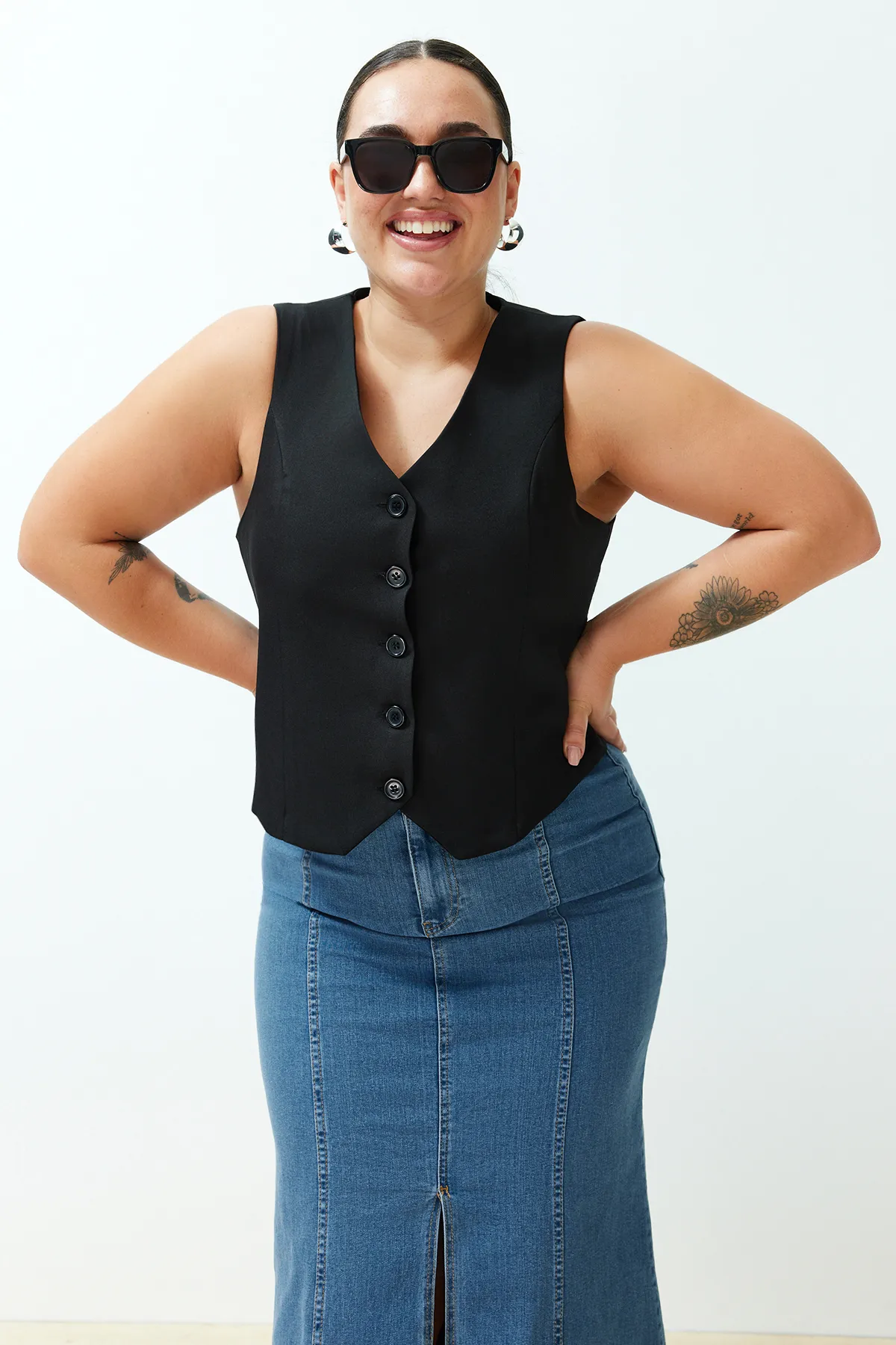 Trendyol Curve  Schwarze gewebte Weste mit Knöpfen TBBSS24BH00003