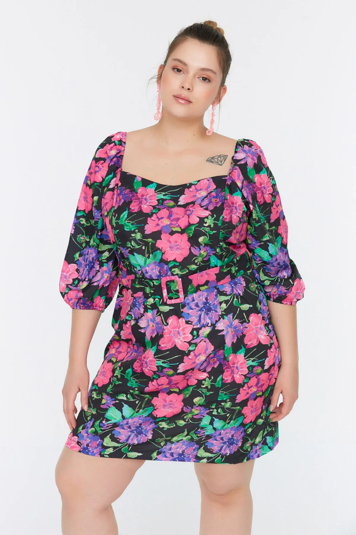 Trendyol Curve  Mini-Webkleid mit Blumenmuster und Gürtel TBBSS22EL00039