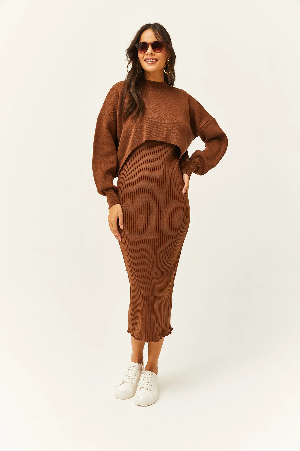 Olalook  Damen-Strickanzug in Bitterbraun mit Oberteil, bauchfreiem Pullover, Trägerkleid unten, TKM-19000176