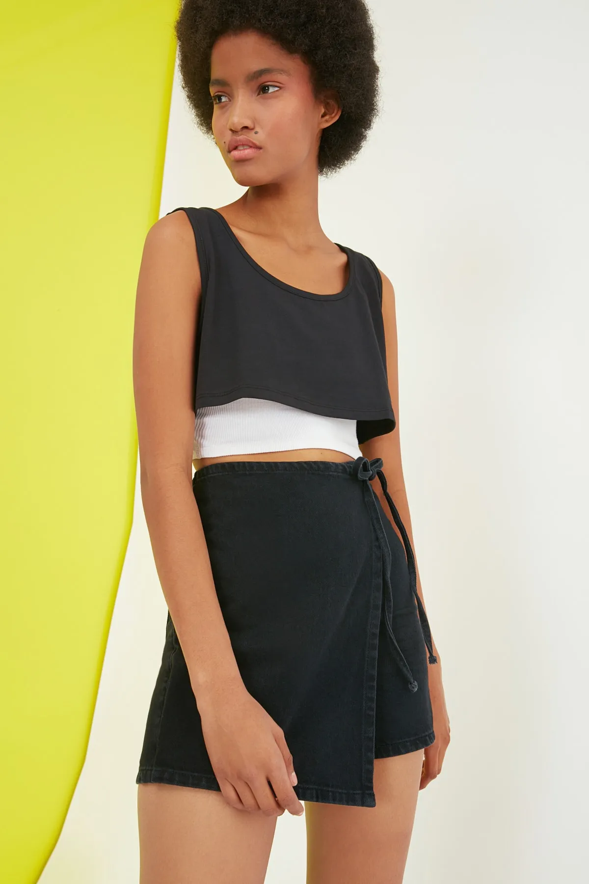 Trendyol Collection  Schwarze asymmetrische Jeansshorts und Bermuda