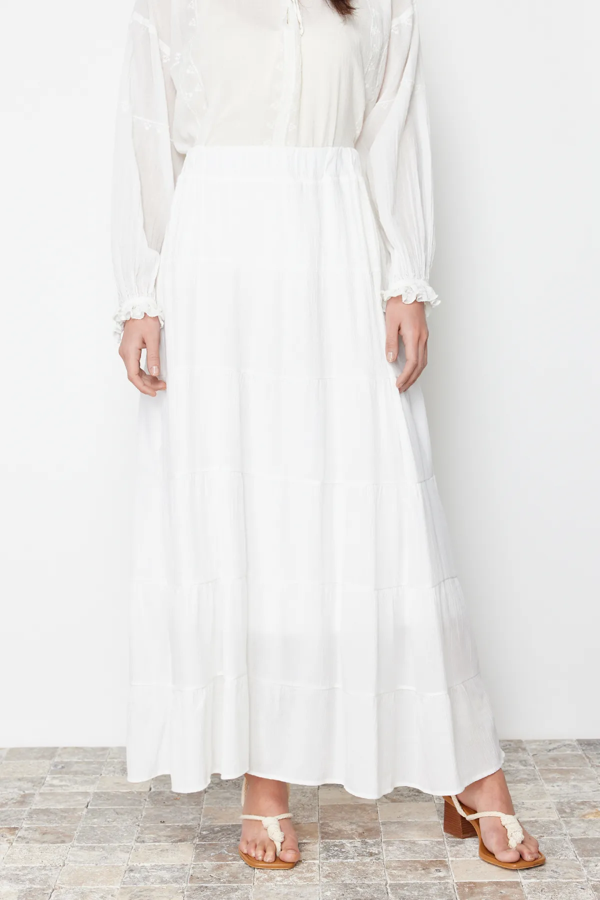 Trendyol Modest  Weißer, gefütterter Basic-Webrock TCTSS24EE00003