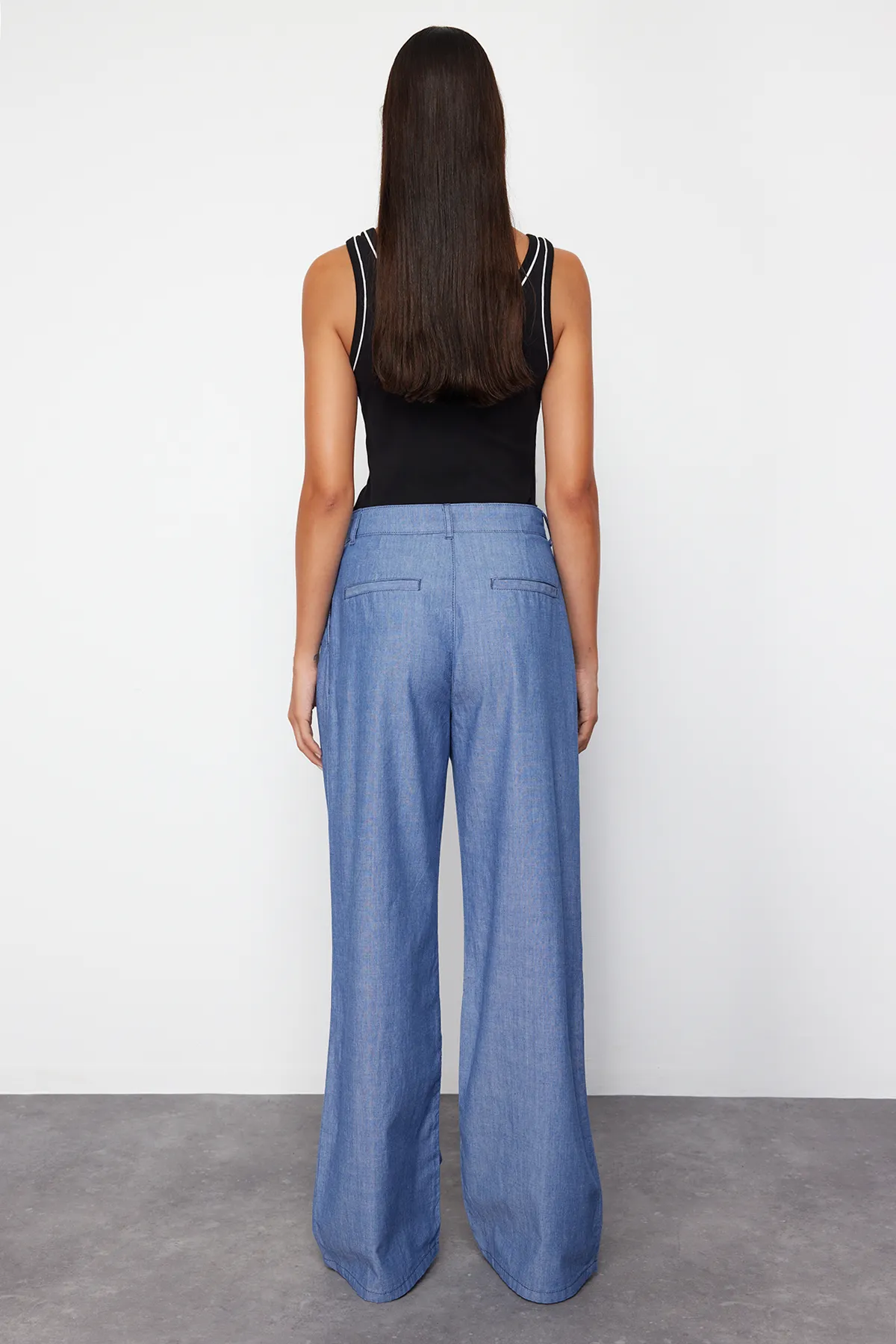 Trendyol Collection  Dunkelblaue Jeans mit weitem Bein und hoher Taille und Falten TWOSS24JE00280