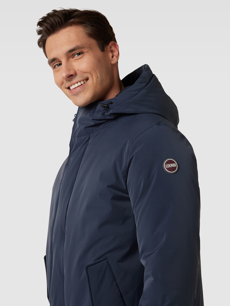 Daunenjacke mit Label-Patch in marineblau