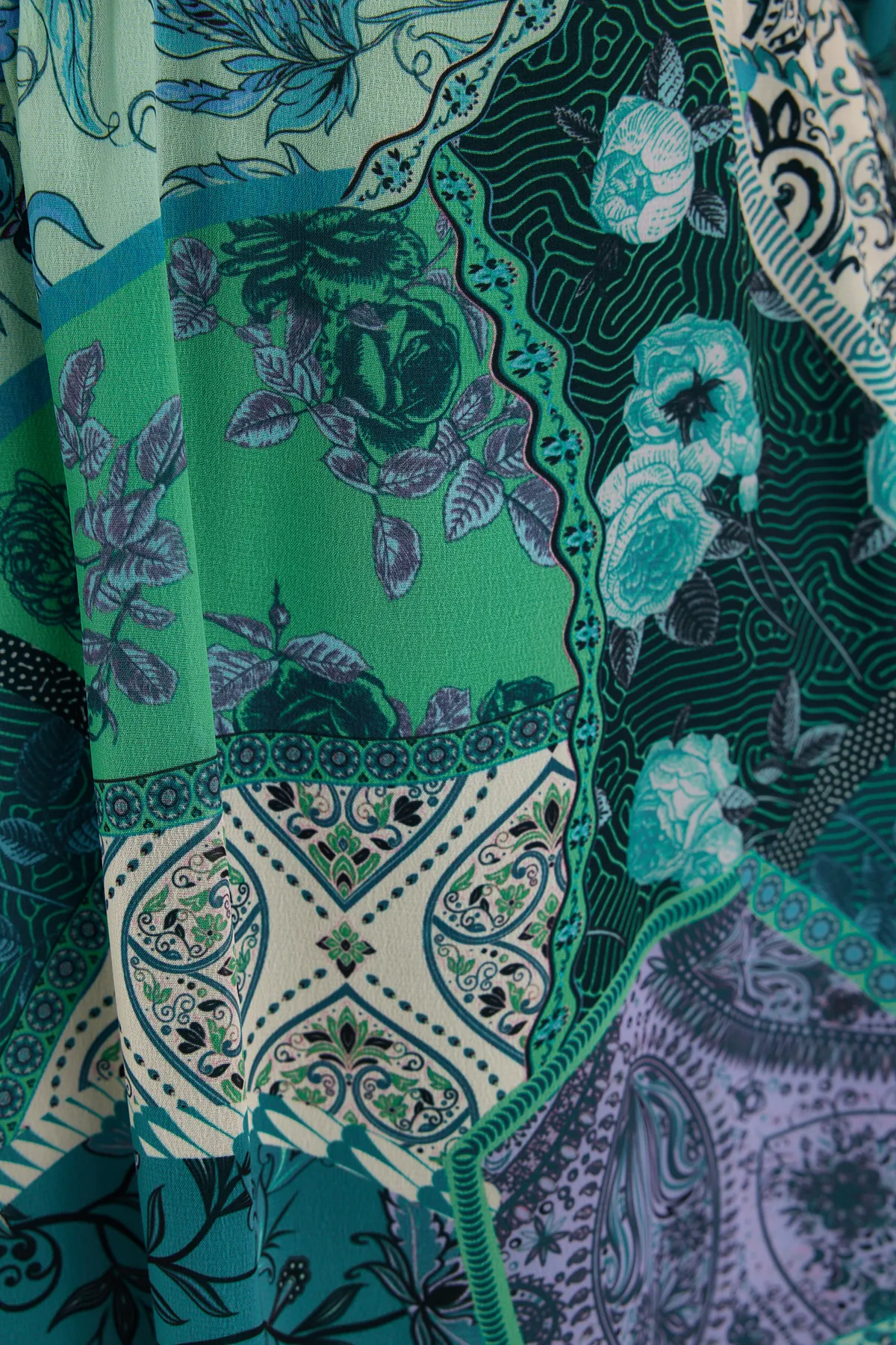 Trendyol Collection  Grünes, mit Chiffon gefüttertes, gewebtes Minikleid mit Taillenöffnung TWOSS23EL00519
