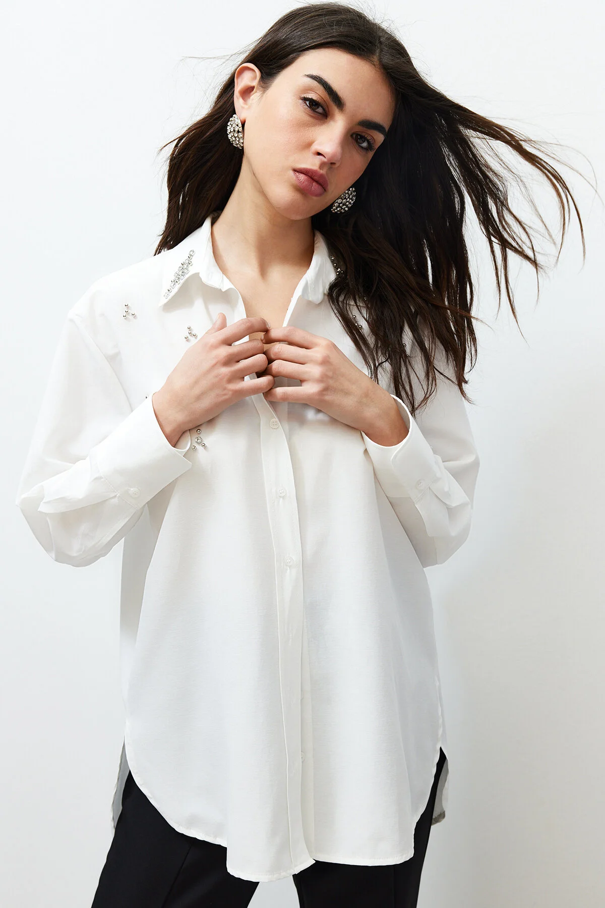 Trendyol Collection  Gewebtes Hemd in Ecru mit Steindetail - Regular Fit TWOSS24GO00069