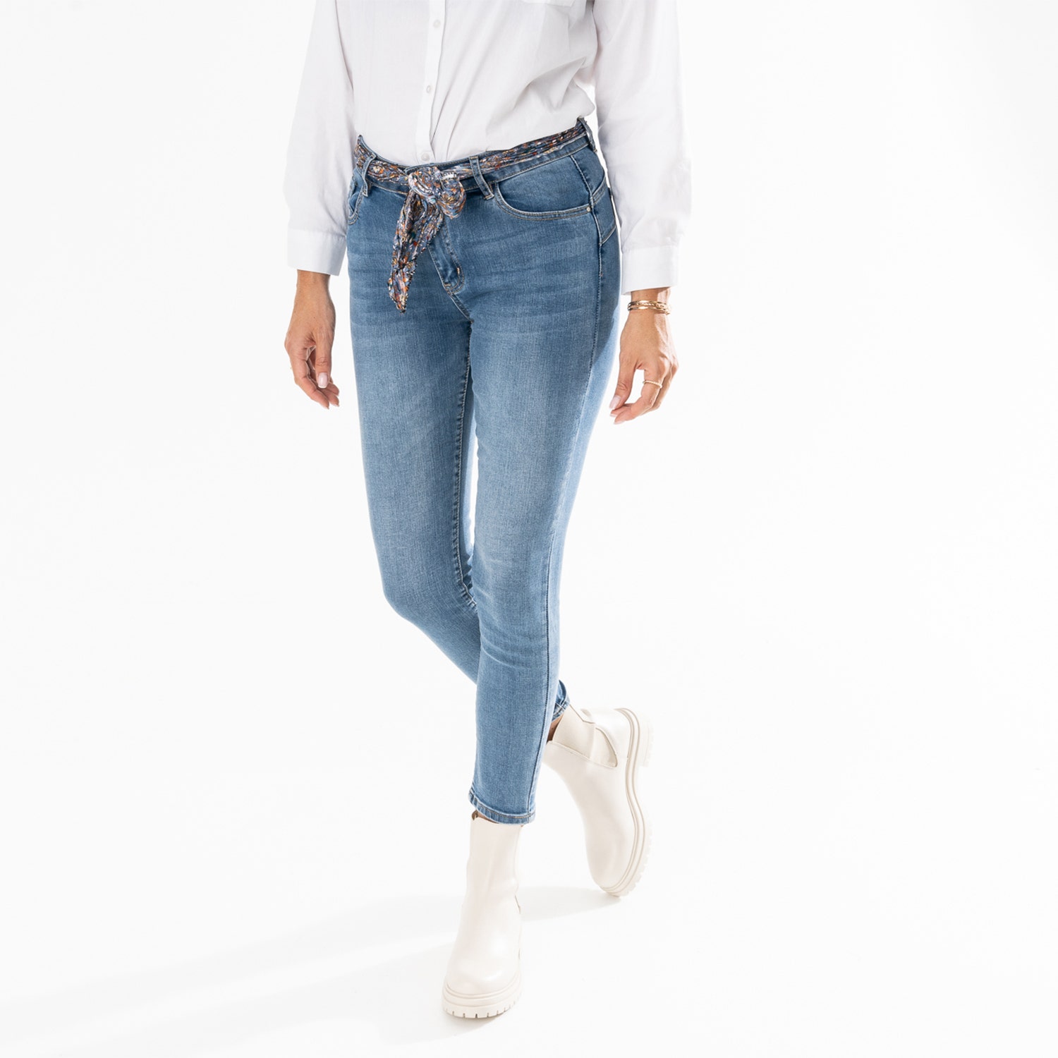 Jean slim TEXTO bleu délavé avec ceinture-foulard