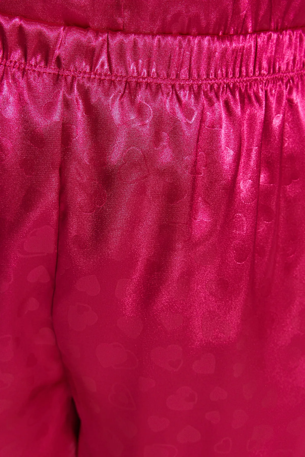 Trendyol Collection  Rosa Pyjama-Set aus gewebtem Satin mit Herzen THMSS23PT00237