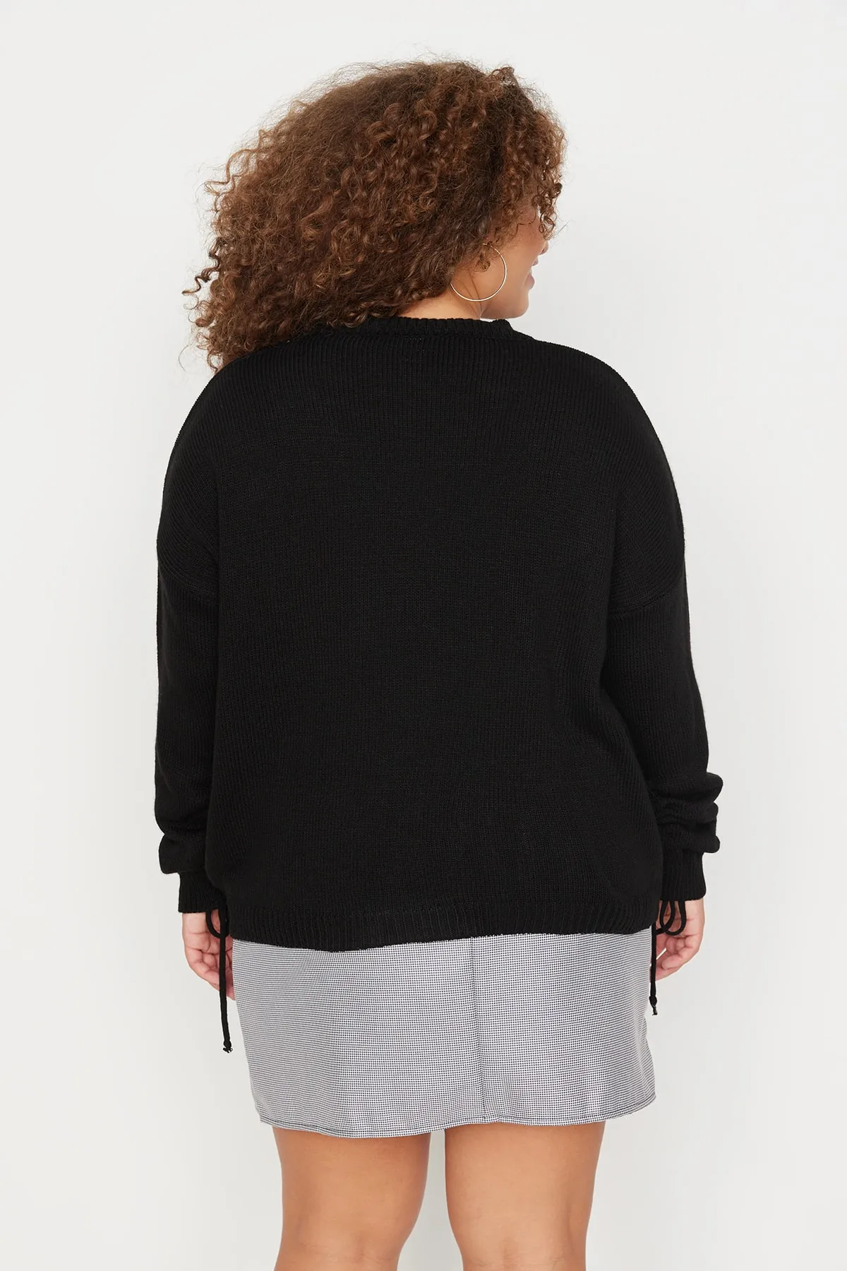 Trendyol Curve  Schwarzer, geraffter Strickpullover mit V-Ausschnitt und Ärmeln TBBAW23AN00023