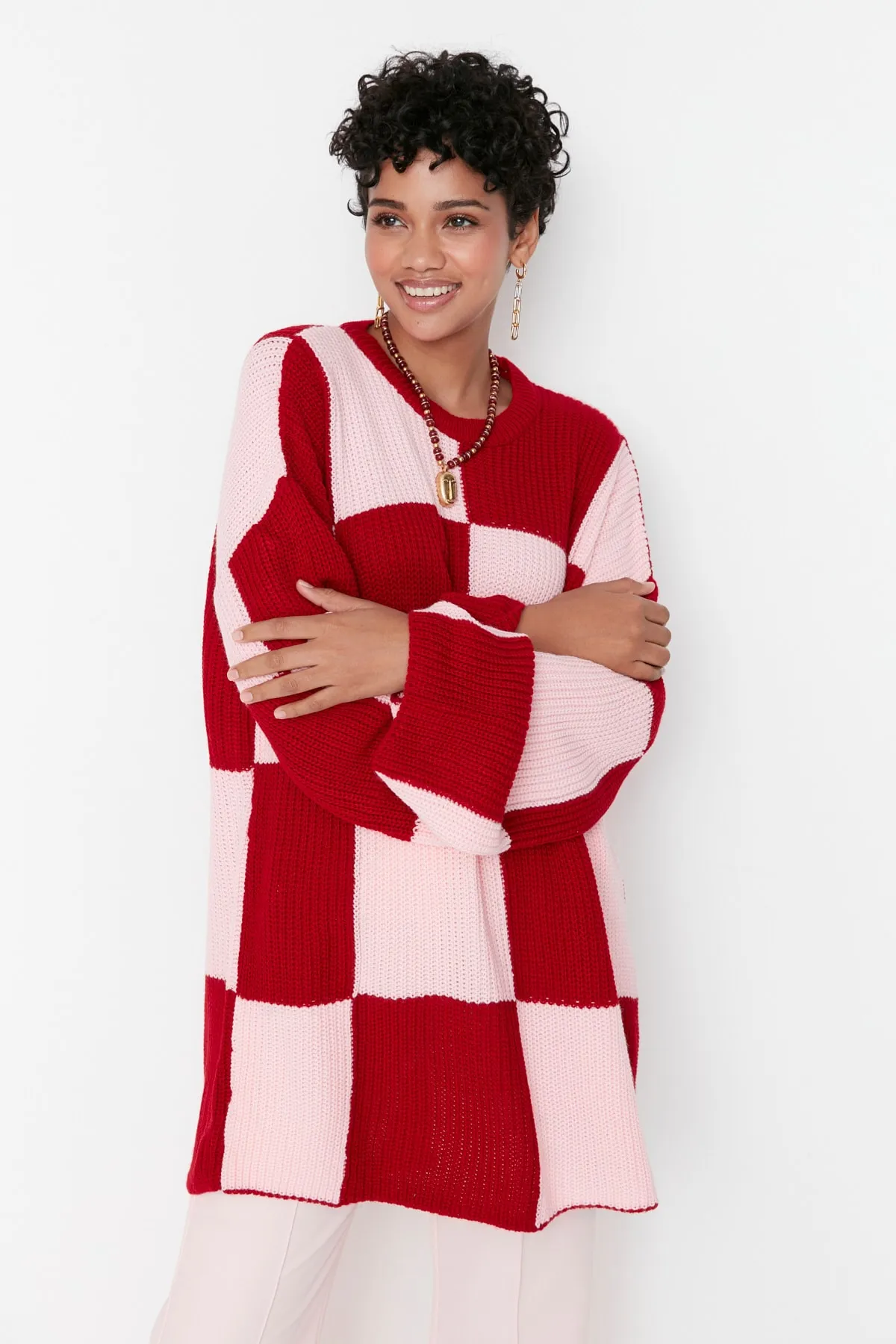 Trendyol Modest  Rot-rosa Strickpullover mit Schachbrettmuster und Rundhalsausschnitt TCTAW23KZ00004