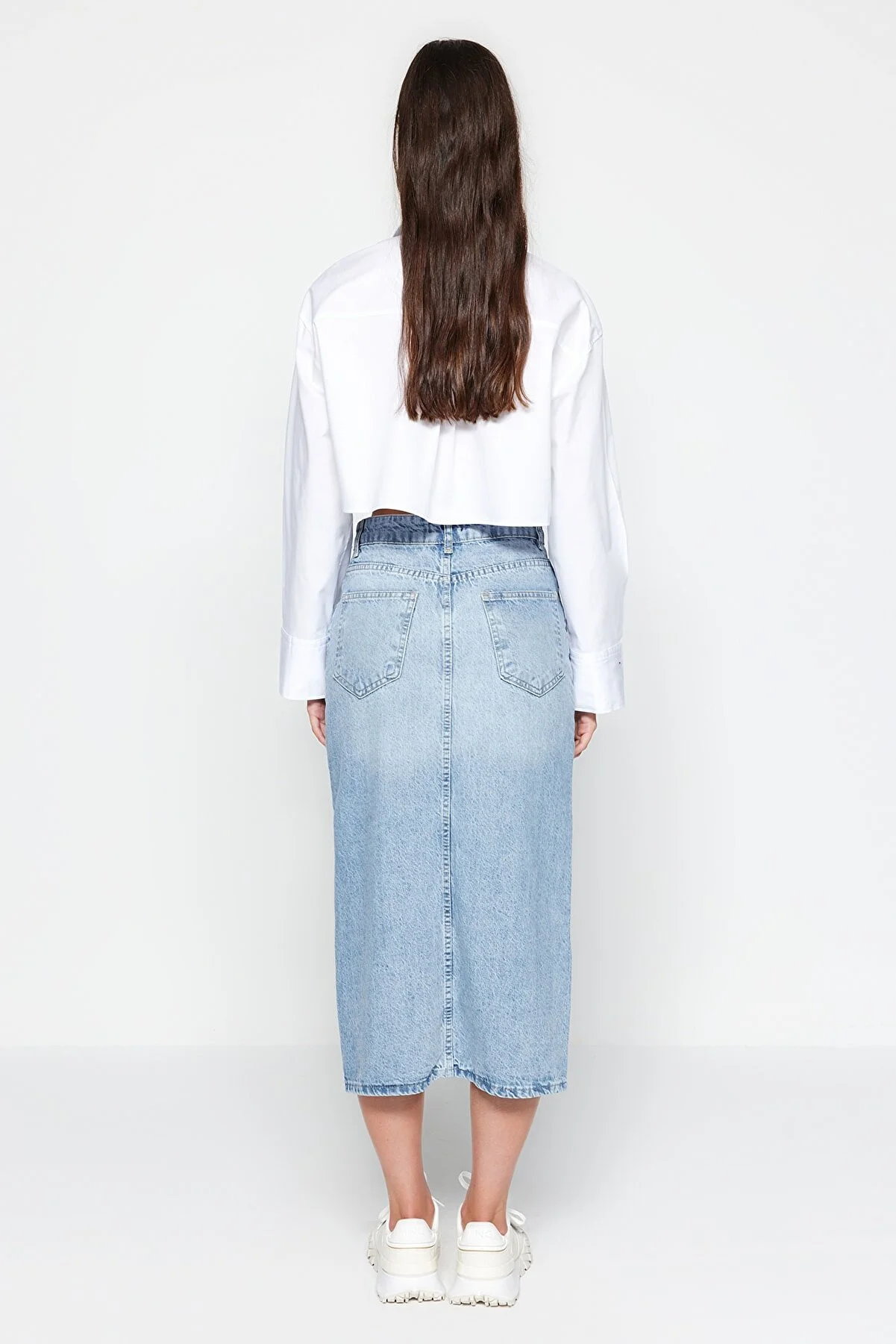 Trendyol Collection  Blauer Midi-Jeansrock mit Knopfleiste und Schlitz vorne TWOAW24ET00063