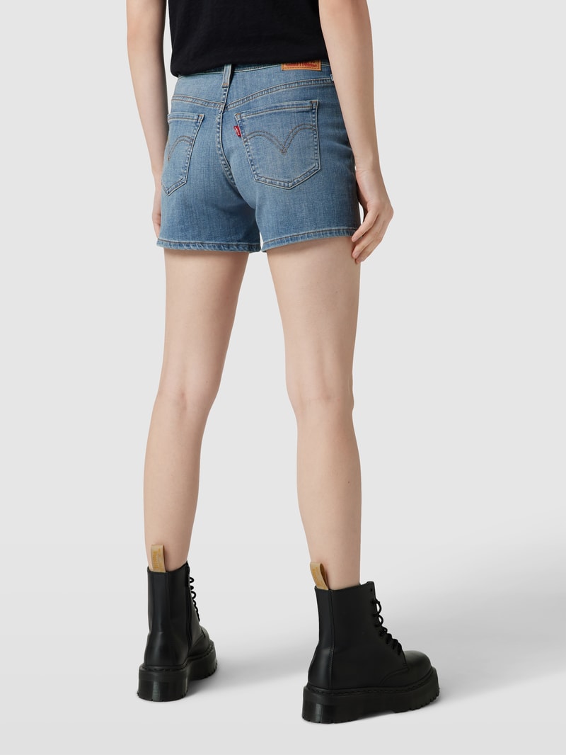 Jeansshorts mit Label-Patch in blau