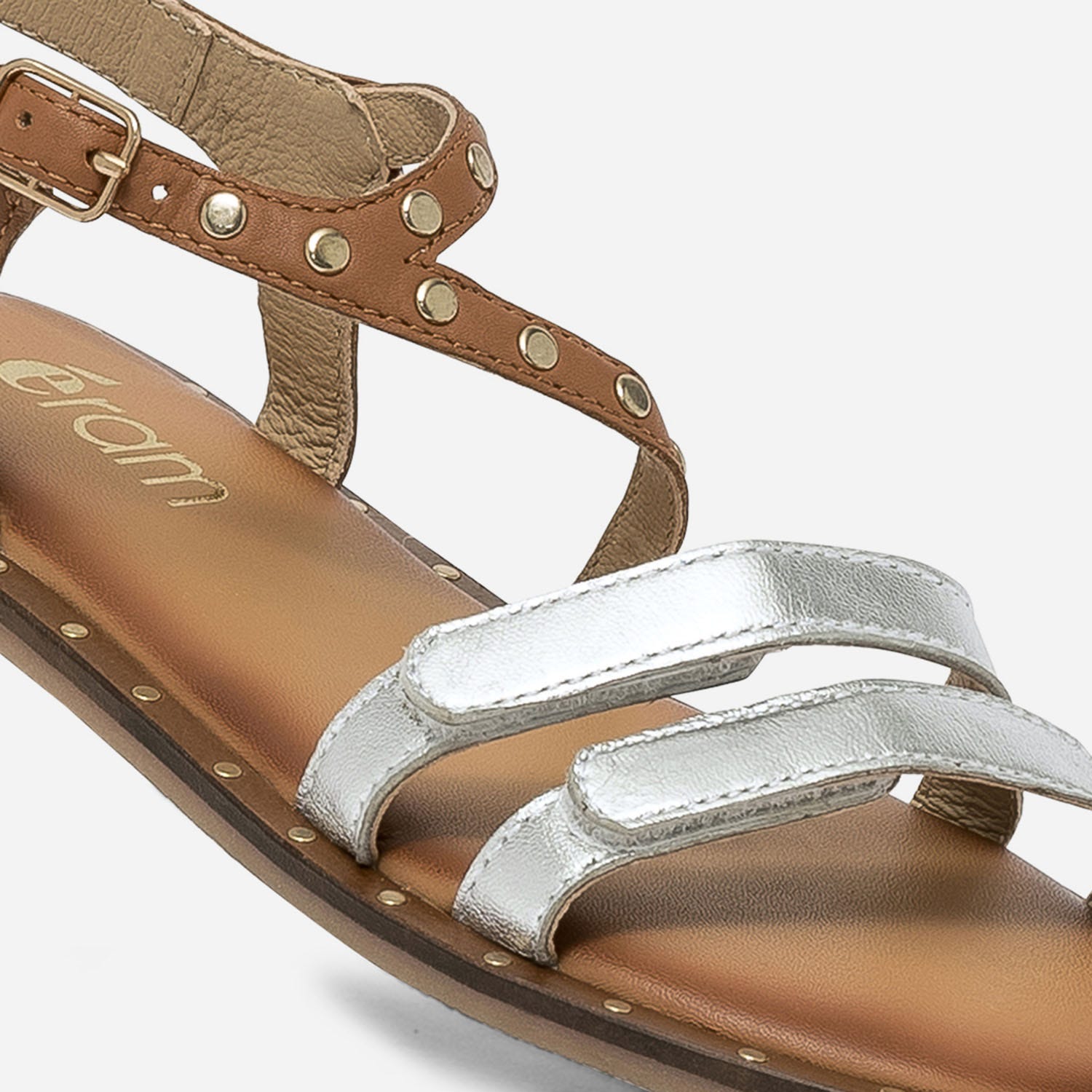 Sandale camel et argent en cuir clouté