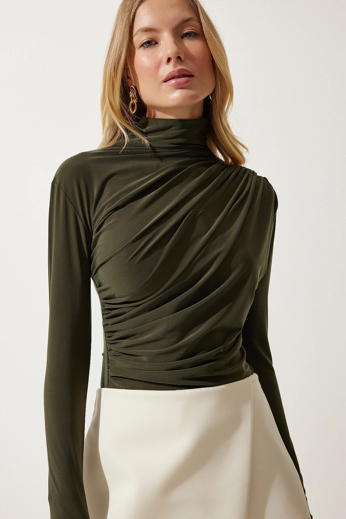 Happiness İstanbul  Khakifarbene Sandy Bluse mit Stehkragen und Kordelzug für Damen FF00135