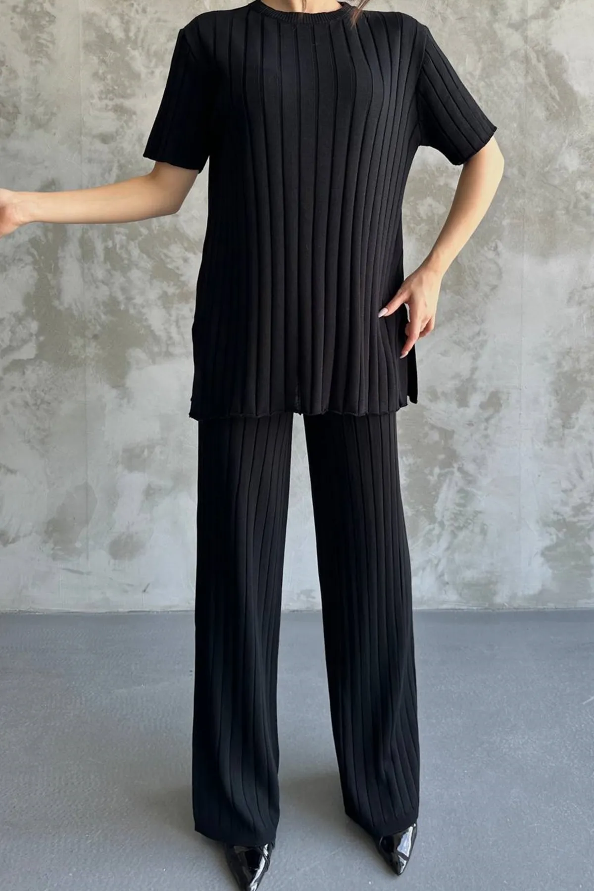 lovebox  Kurzärmliges Oberteil mit Rundhalsausschnitt und hoch taillierte Hose mit weitem Bein. Schwarzer gerippter Strickanzug 1140