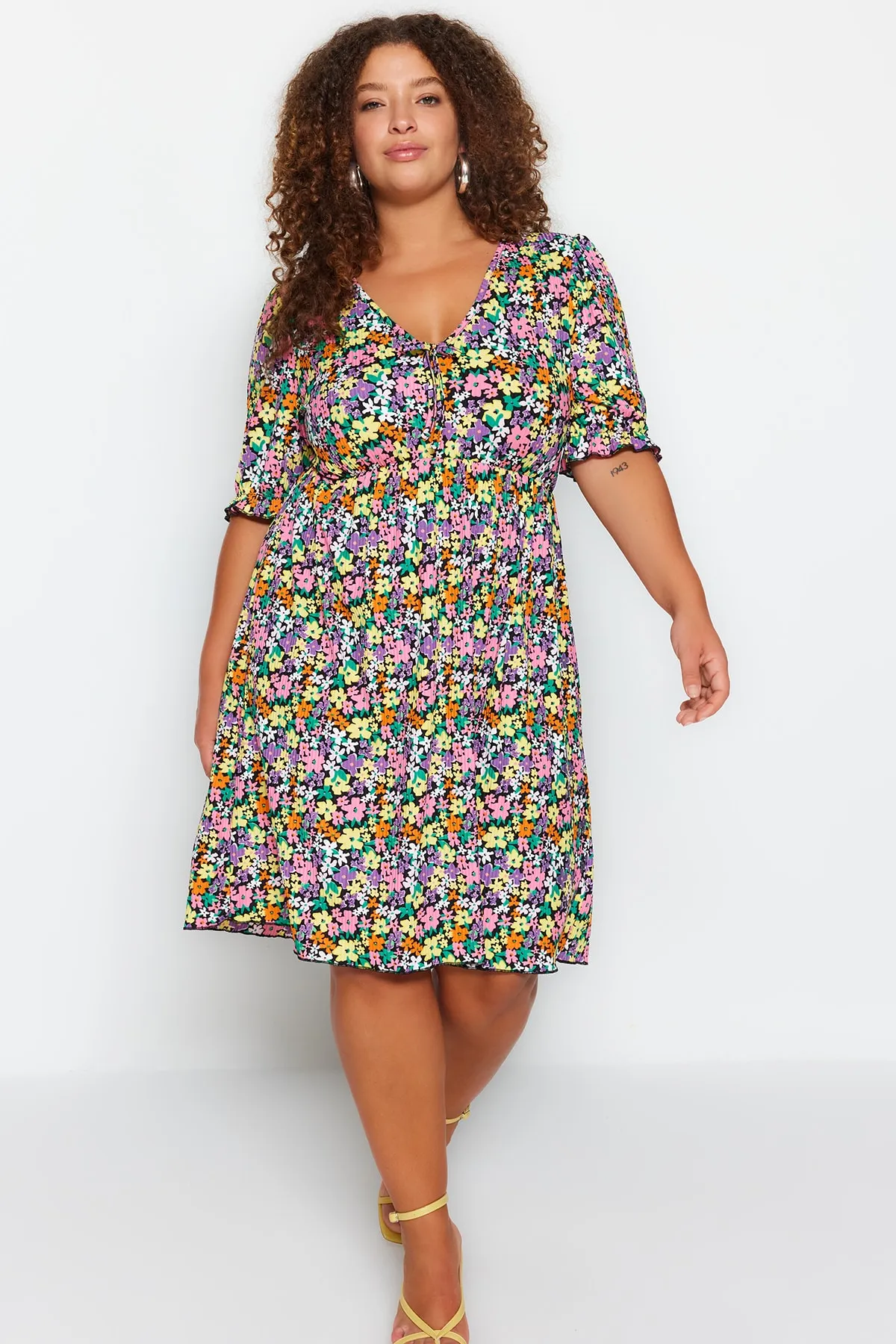 Trendyol Curve  Mehrfarbiges Strickkleid mit Blumenmuster und V-Ausschnitt TBBSS23AH00158