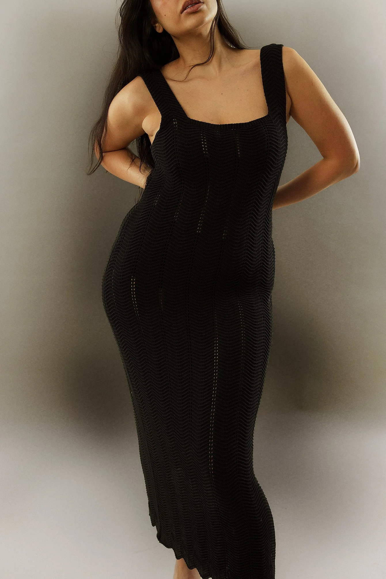 Fließendes Strick-Midikleid