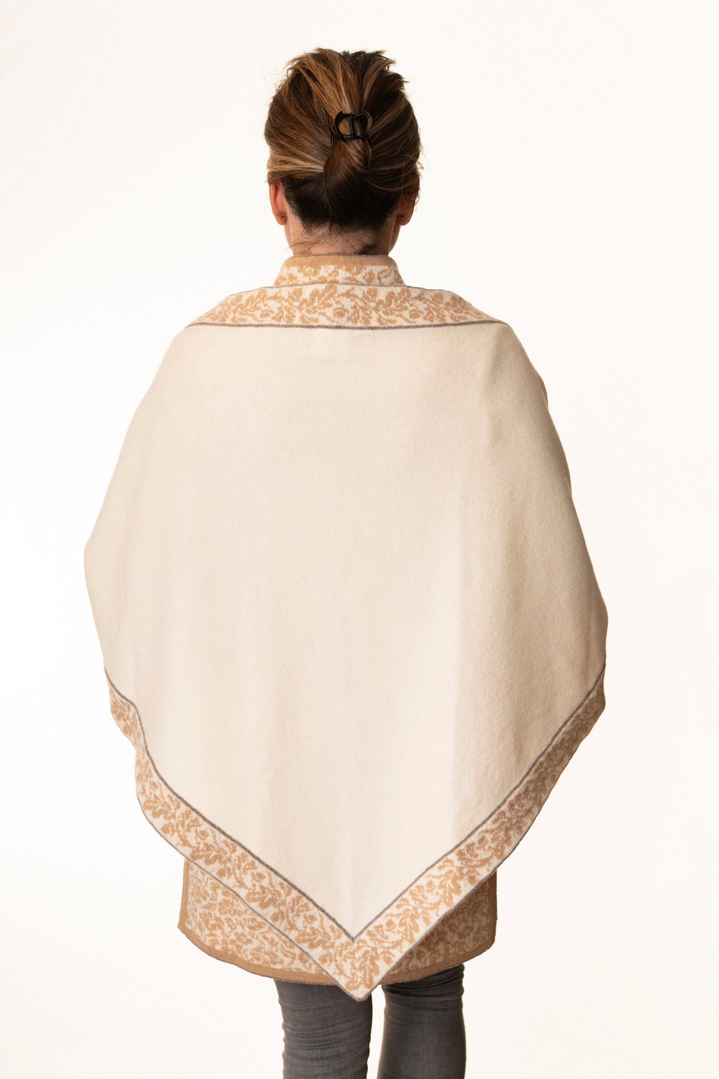 Pezzo D'oro Strickponcho Große Stola aus feinster Merinowolle, Fb.creme,Dreiecktuch,Wolltuch (1-teilig) Jacquardmuster wird in Doppelstrick gefertigt