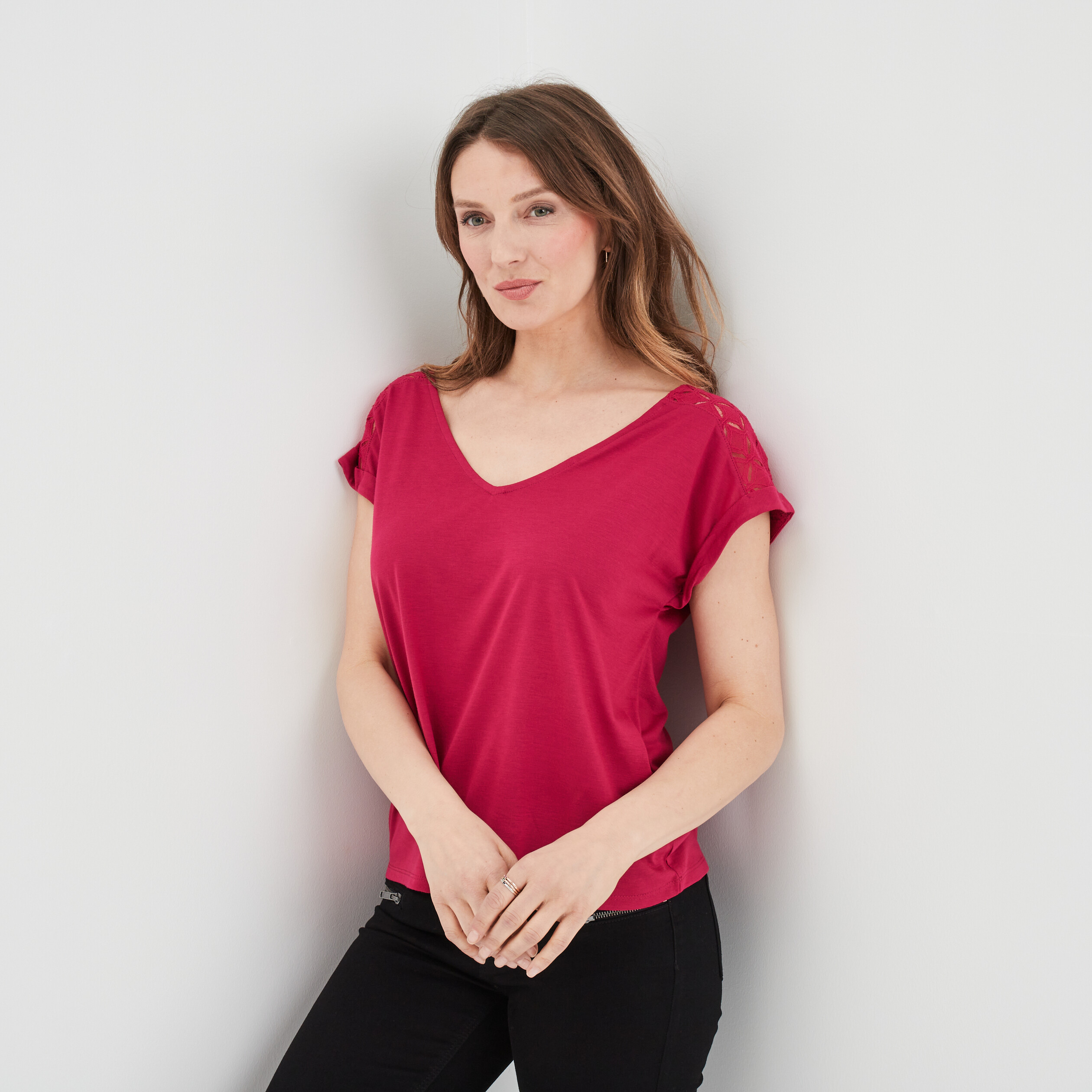 T-shirt col en V dentelle épaules et dos rose framboise femme | La Halle