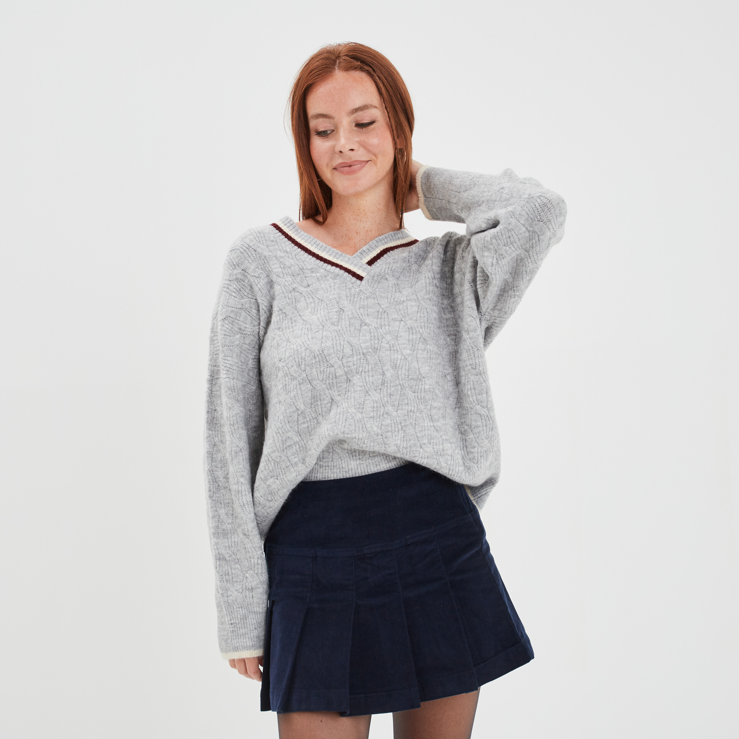 Pull col en V à torsades Creeks gris clair femme | La Halle
