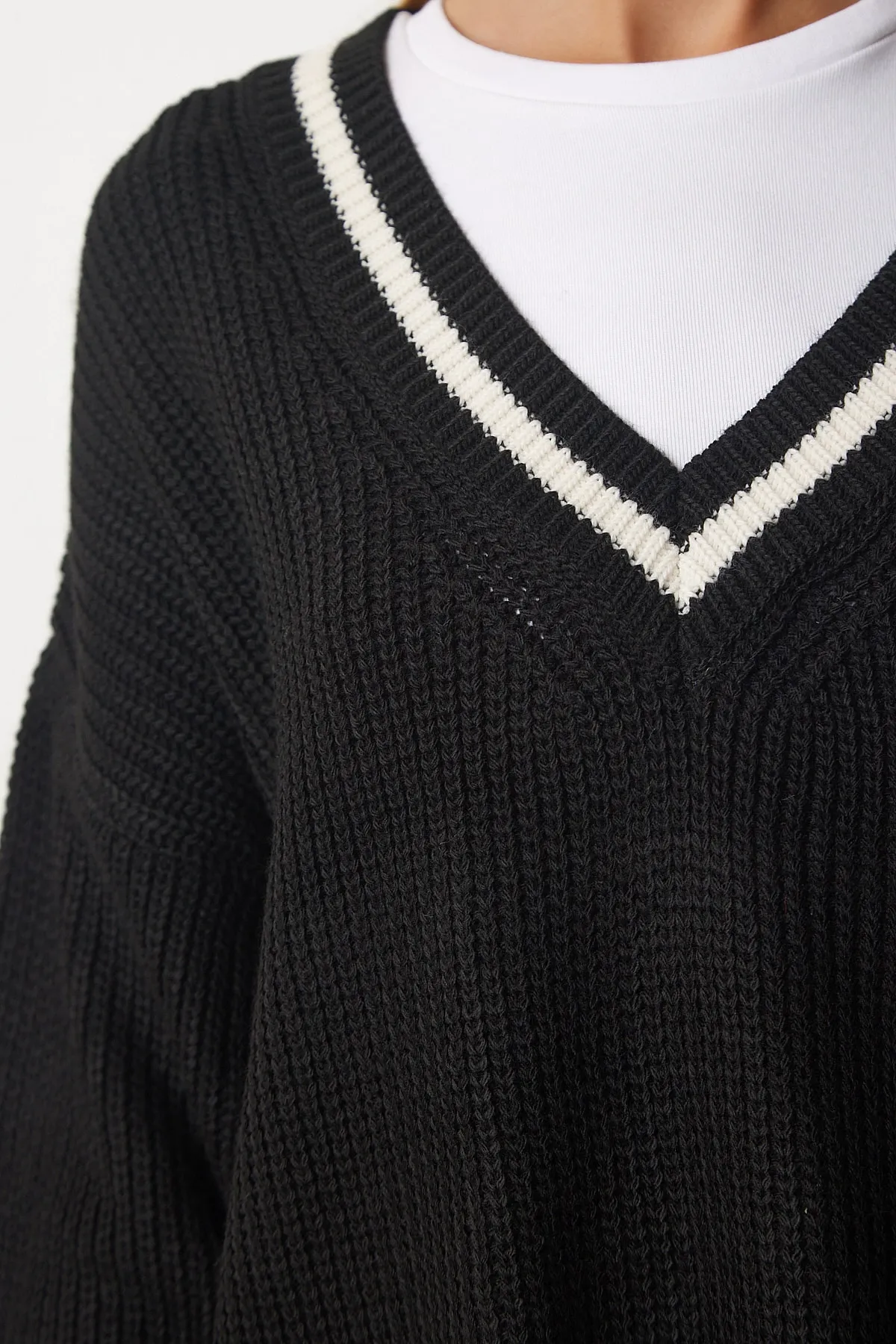 Happiness İstanbul  Schwarzes, langes, übergroßes Strick-Sweatshirt mit V-Ausschnitt für Damen, BP00140