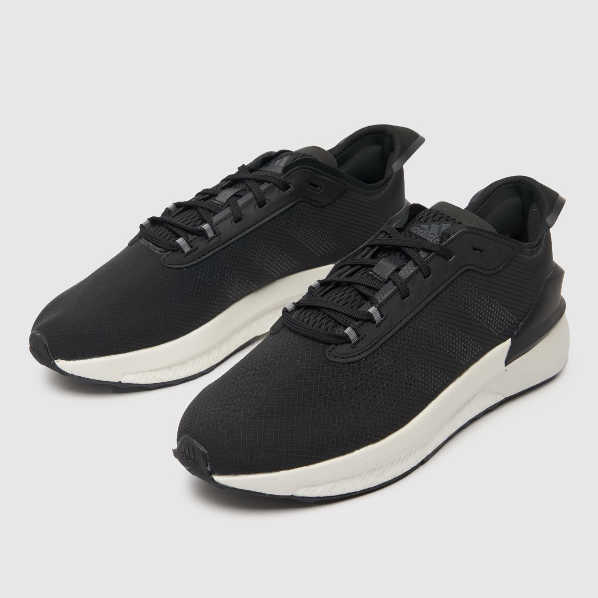 adidas – Avryn – Svarta och vita träningsskor