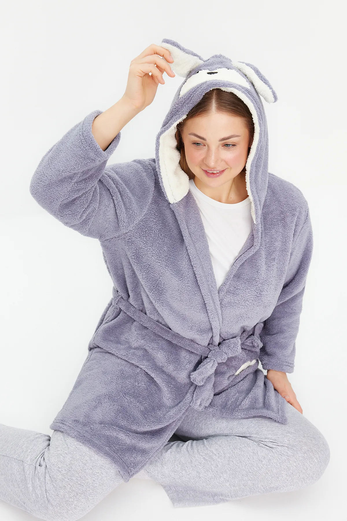Trendyol Curve  Grauer Wellsoft-Strick-Bademantel mit Tierfiguren und Taschen TBBAW24SB00013