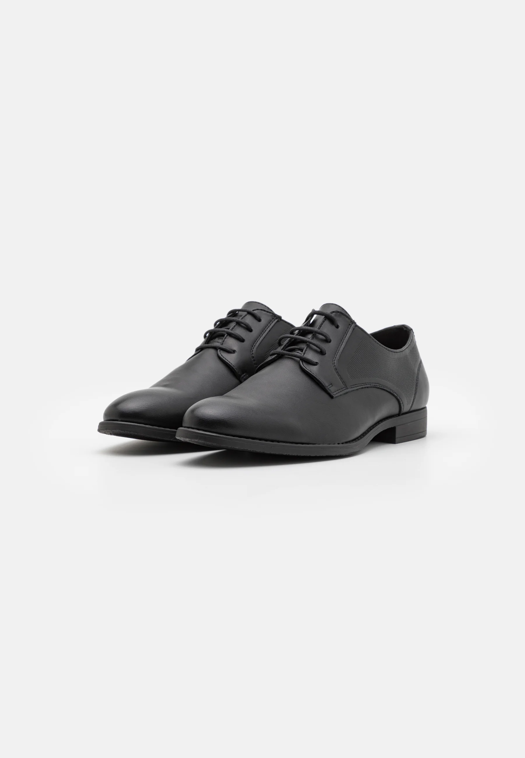 Zapatos con cordones Pier One