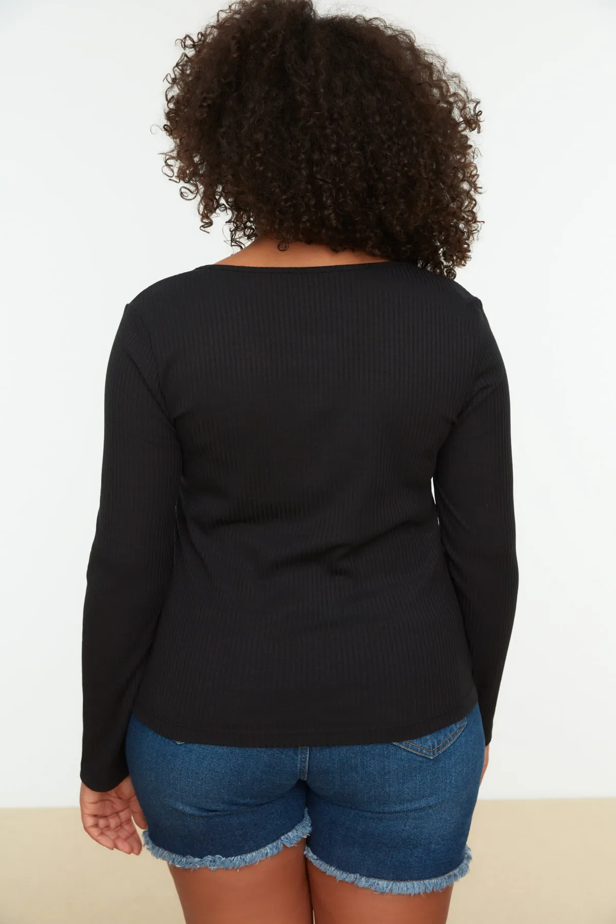 Trendyol Curve  Schwarze Strickbluse mit quadratischem Kragen und Reißverschluss TBBSS22AF0027